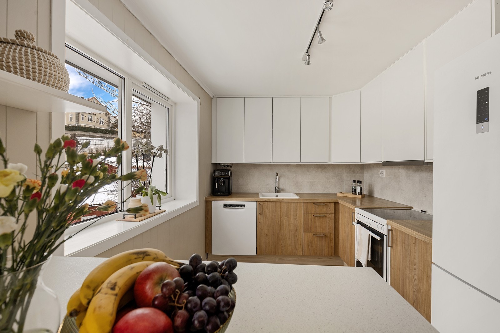 Det er også oppgradert med romslig kjøkkenøy som gir både ekstra benk og skapplass. Galleribilde