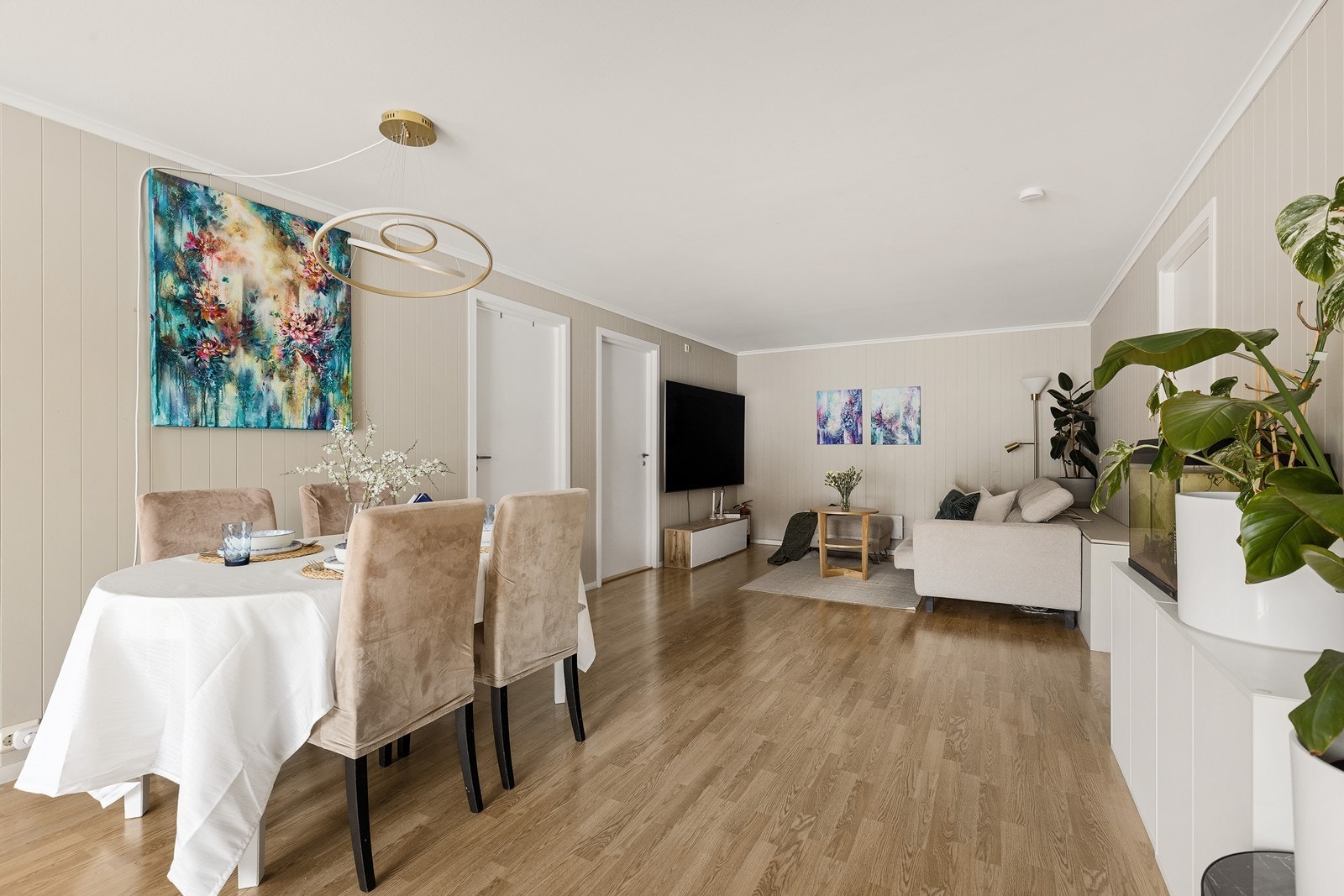 Boligen holder en moderne og fin standard med nøytralt og delikat fargergevalg. Galleribilde