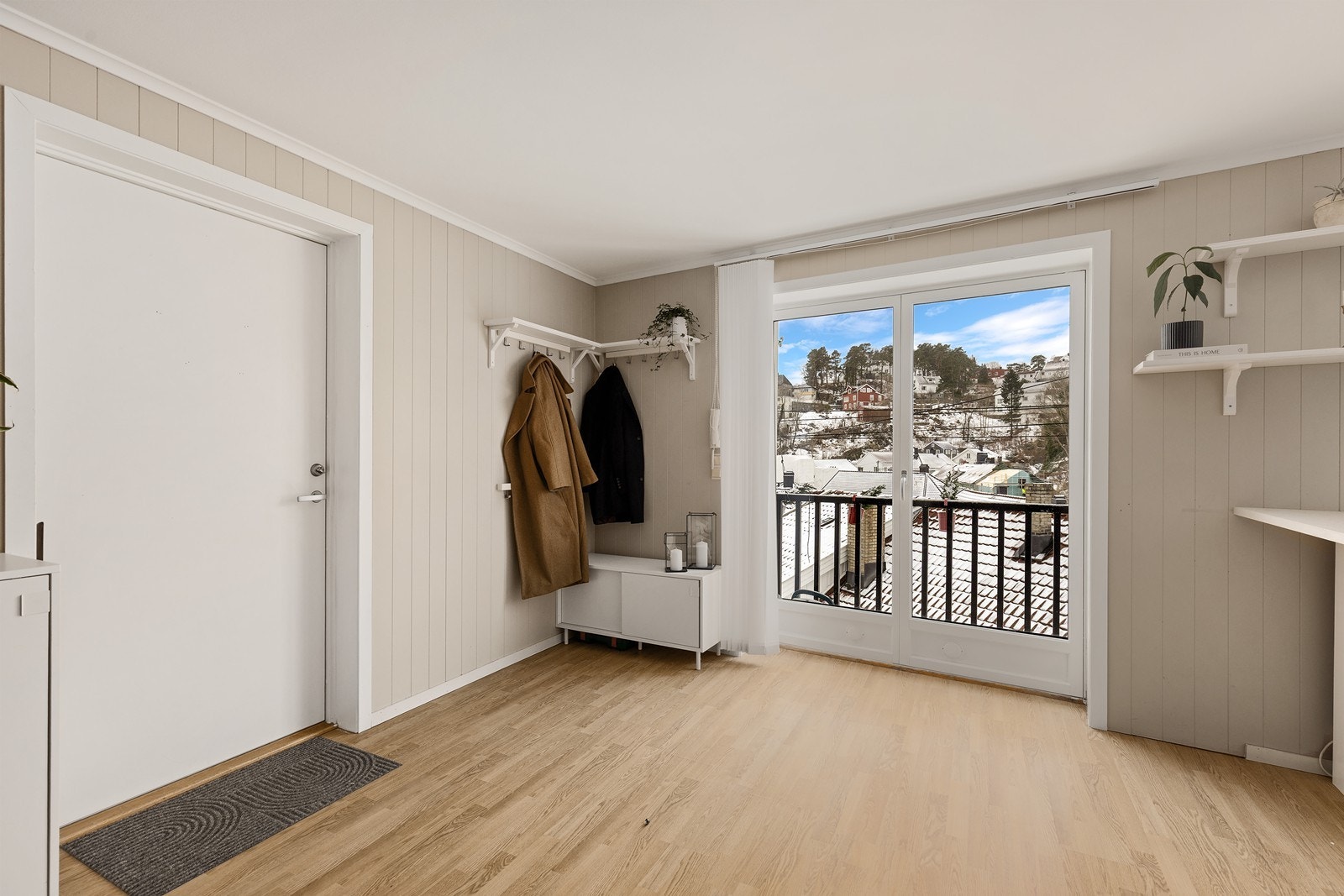 Fransk balkong som gir god kontakt med omgivelsene og rikelig med naturlig lys. Galleribilde