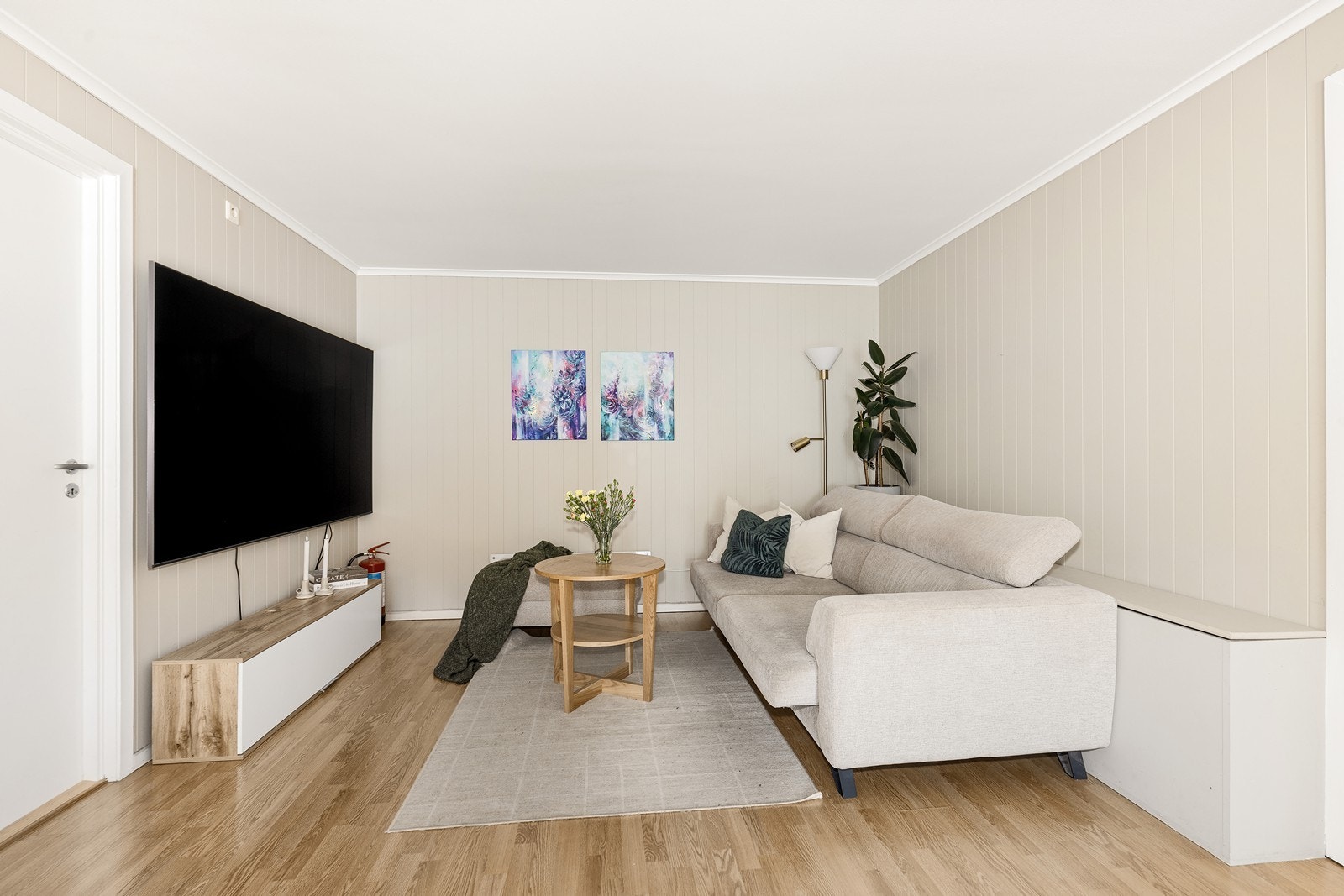 Lunt og innbydende sofahjørne som gir en naturlig plass for avslapning. Galleribilde