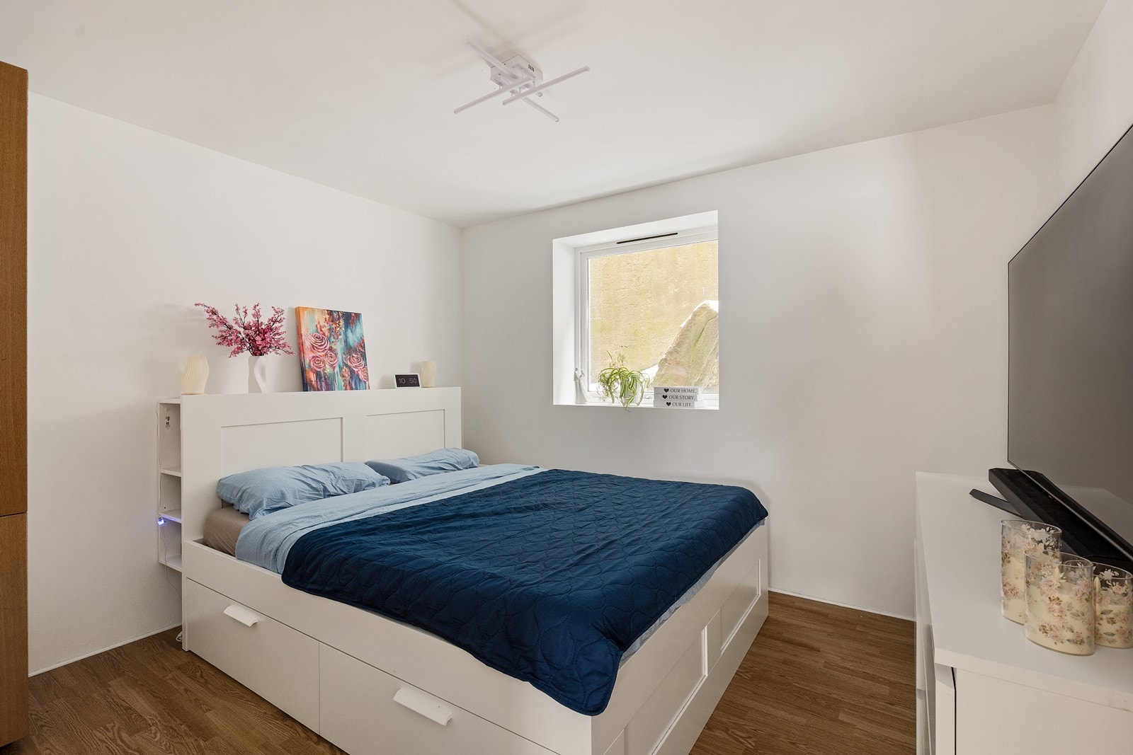 Soverom med god plass til dobbeltseng og oppbevaringsmuligheter. Galleribilde