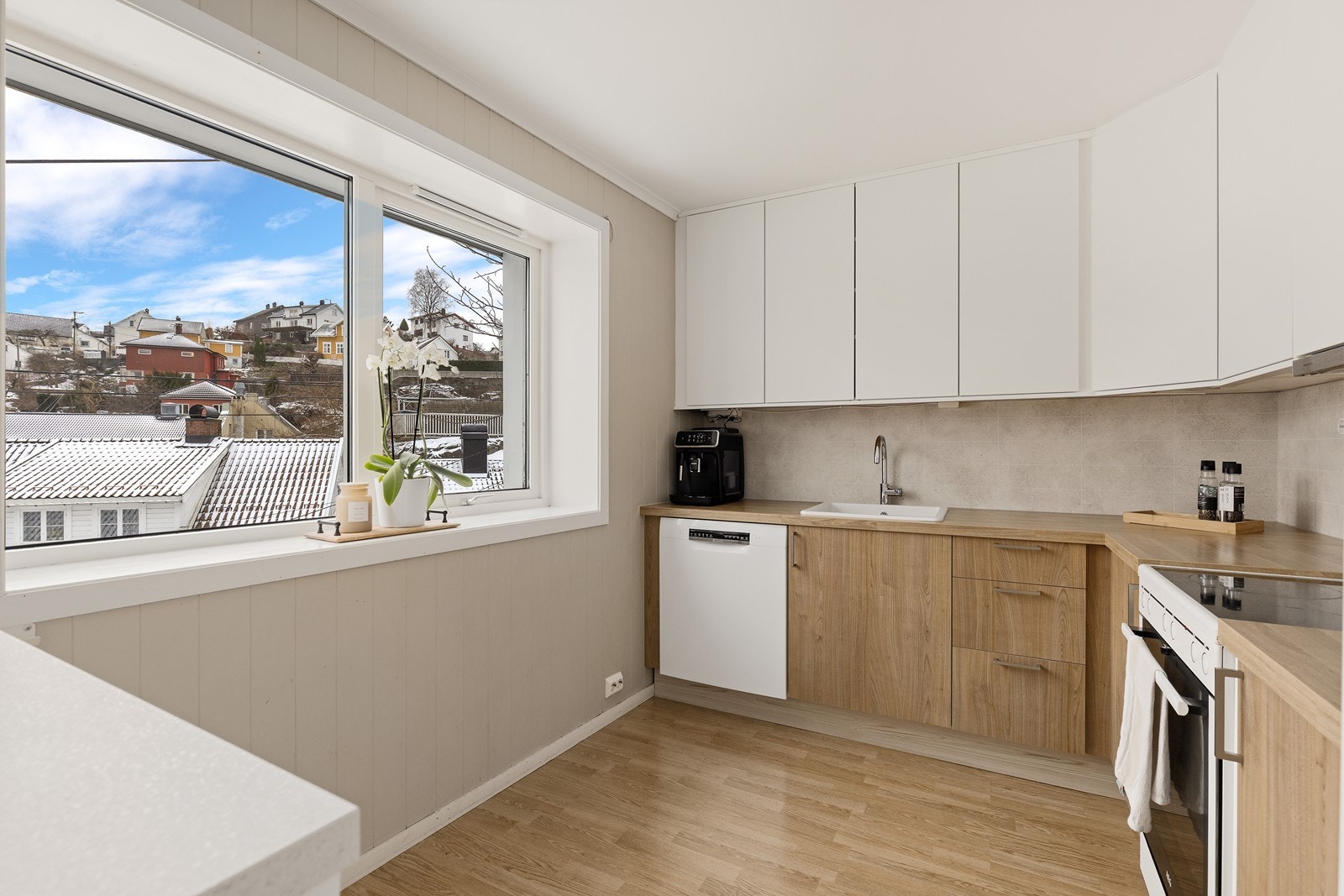 Lekkert og moderne spesialtilpasset kjøkken som er oppgradert de tre siste årene. Galleribilde