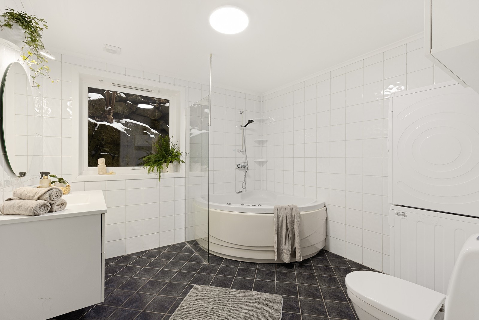 Stort og flislagt bad med gulvvarme. Her er det også opplegg for vaskemaskin og tørketrommel. Galleribilde