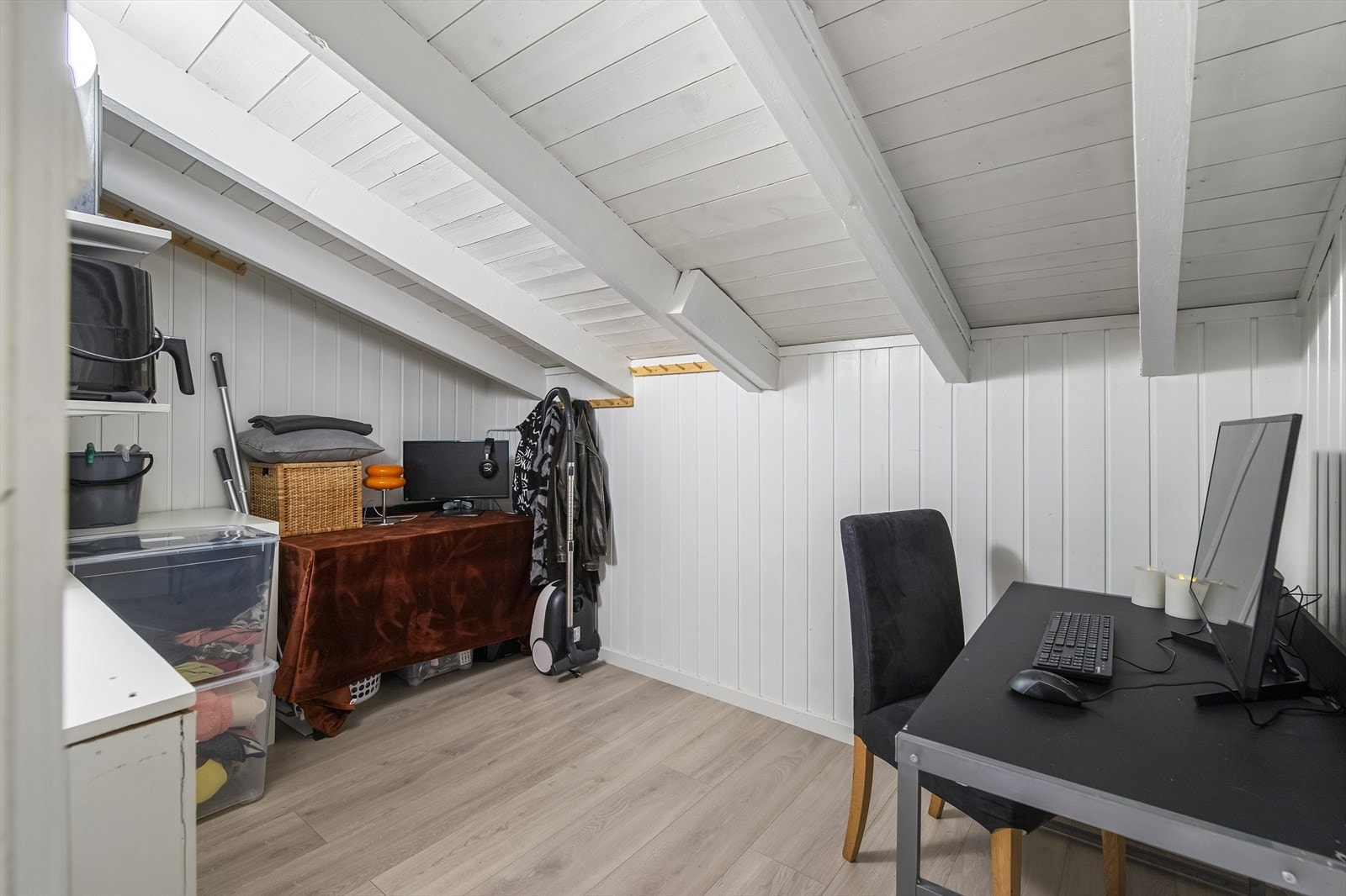 Romslig innvendig bod/garderobe gir ekstra lagringsplass. Galleribilde