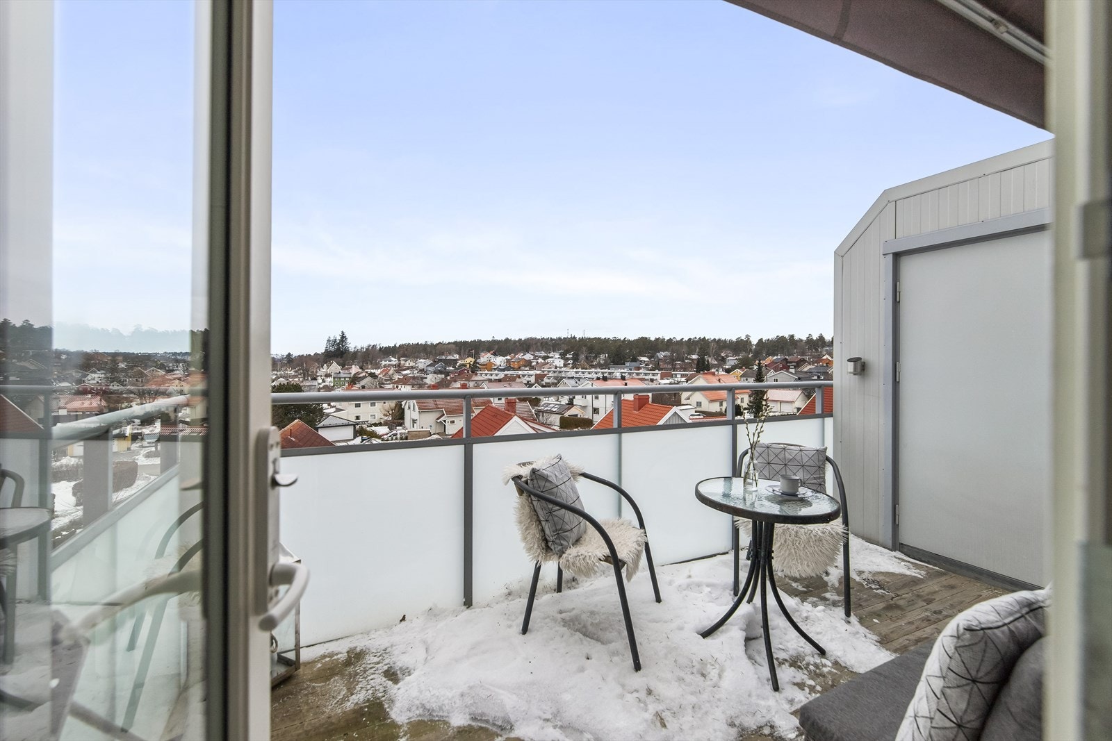 Fantastisk vestvendt balkong med gode solforhold fra formiddag til kveld. Galleribilde