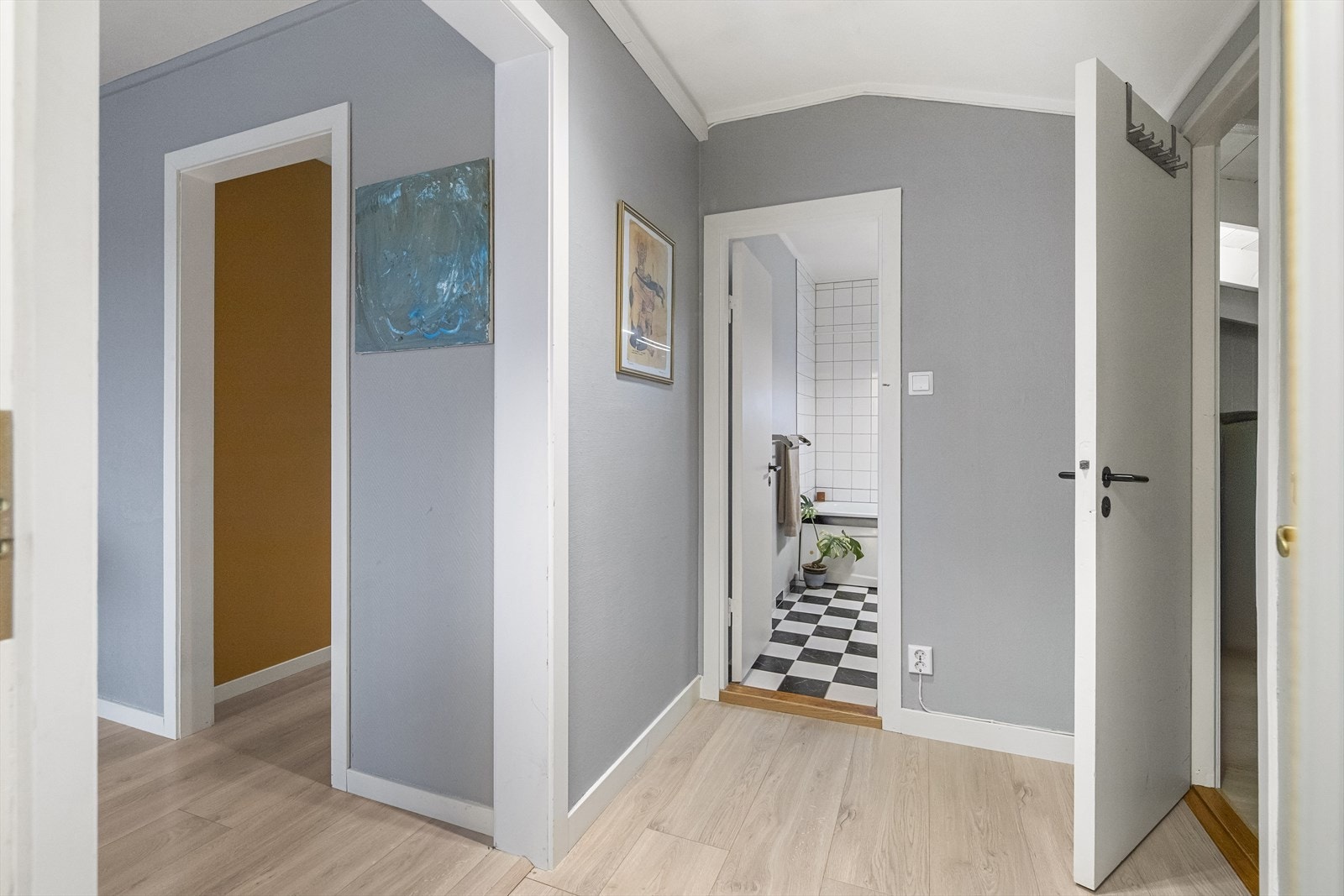 Lys og innbydende entré med plass til yttertøy og sko. Galleribilde