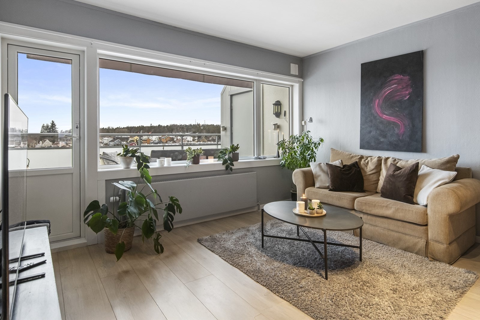 Romslig og lys stue med store vindusflater mot vest. Galleribilde