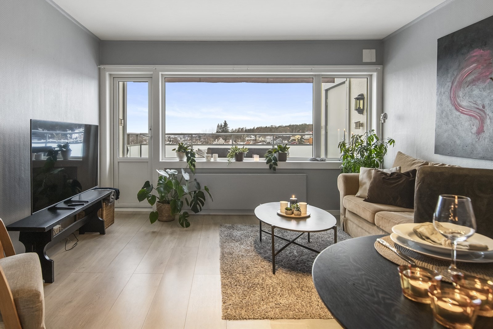 Fra stuen er det direkte utgang til solrik balkong. Galleribilde