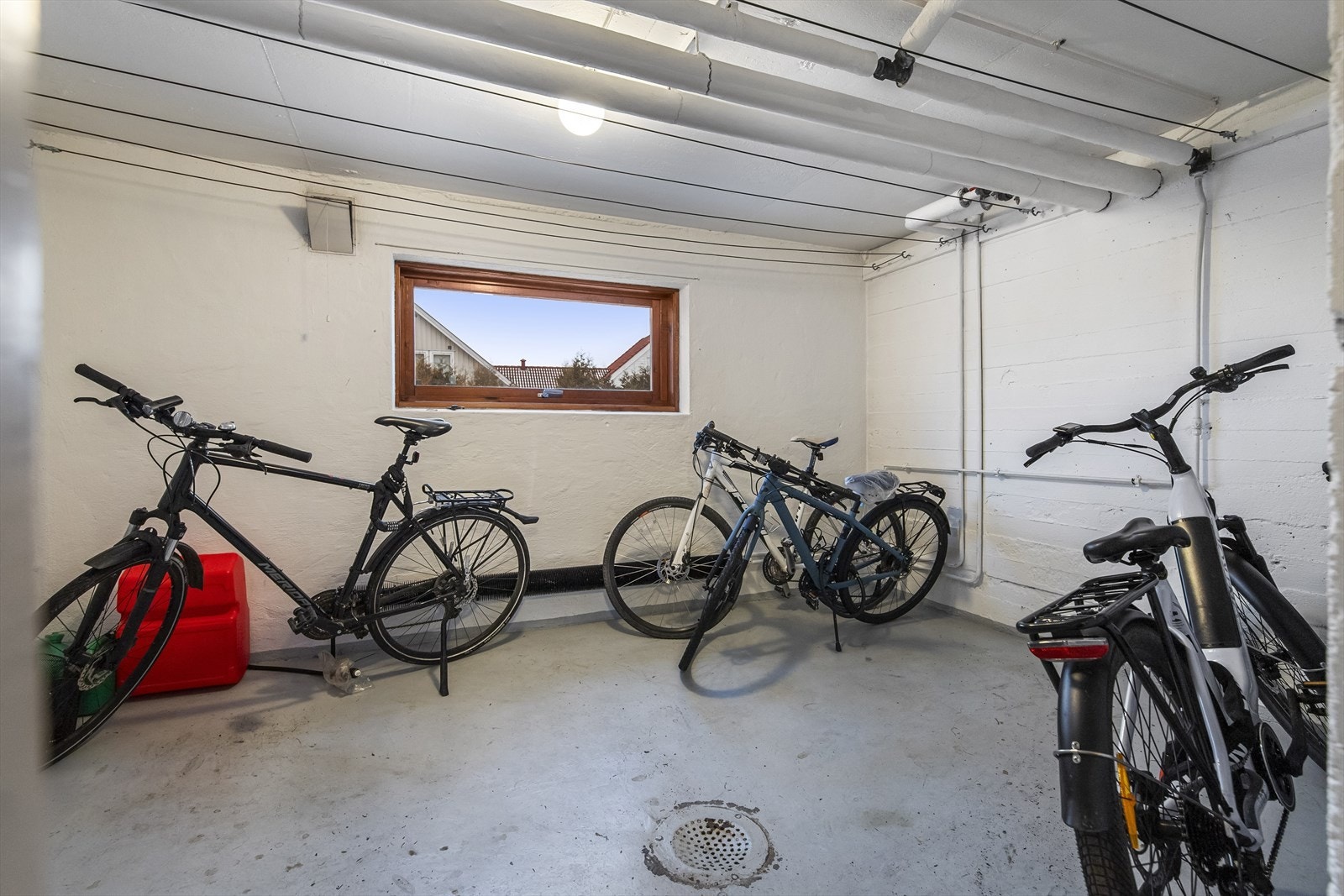 Sykkelbod ved felles inngangsparti og tørkerom i kjelleretasje. Galleribilde