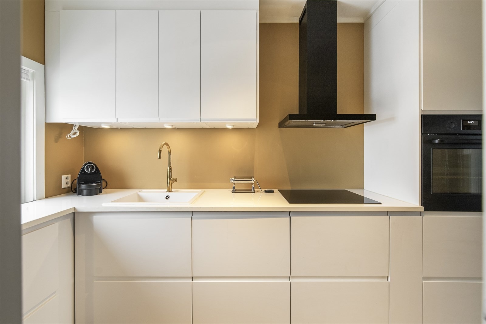 Kjøkkenet har godt med skap- og benkeplass. Galleribilde