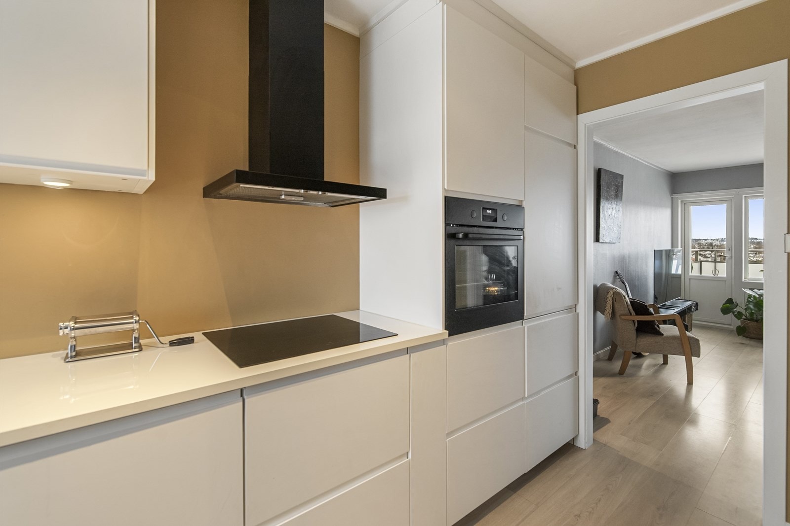 Moderne kjøkken fra 2019 med lyse fronter og integrerte hvitevarer. Galleribilde