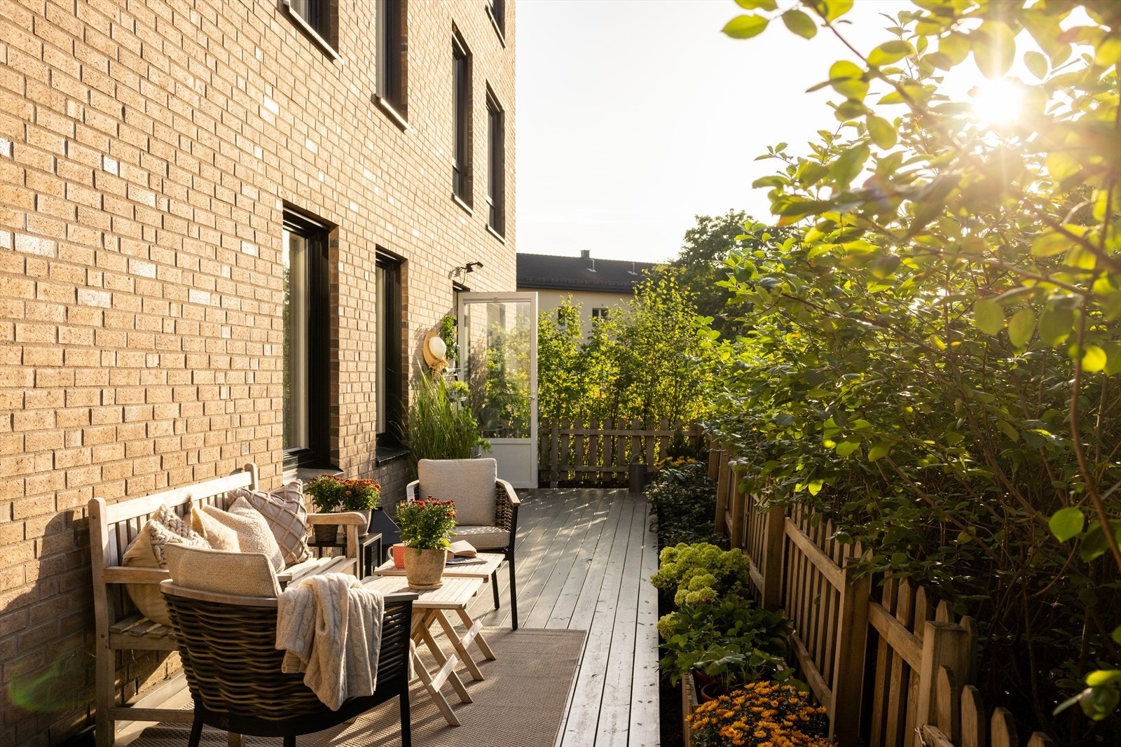 En lys og moderne 4-roms hjørneleilighet med solrike uteplasser på hele 44 kvm, garasjeplass m/el og tilbaketrukket beliggenhet på Grefsen Stasjon, med lite innsyn og rolige omgivelser! Galleribilde