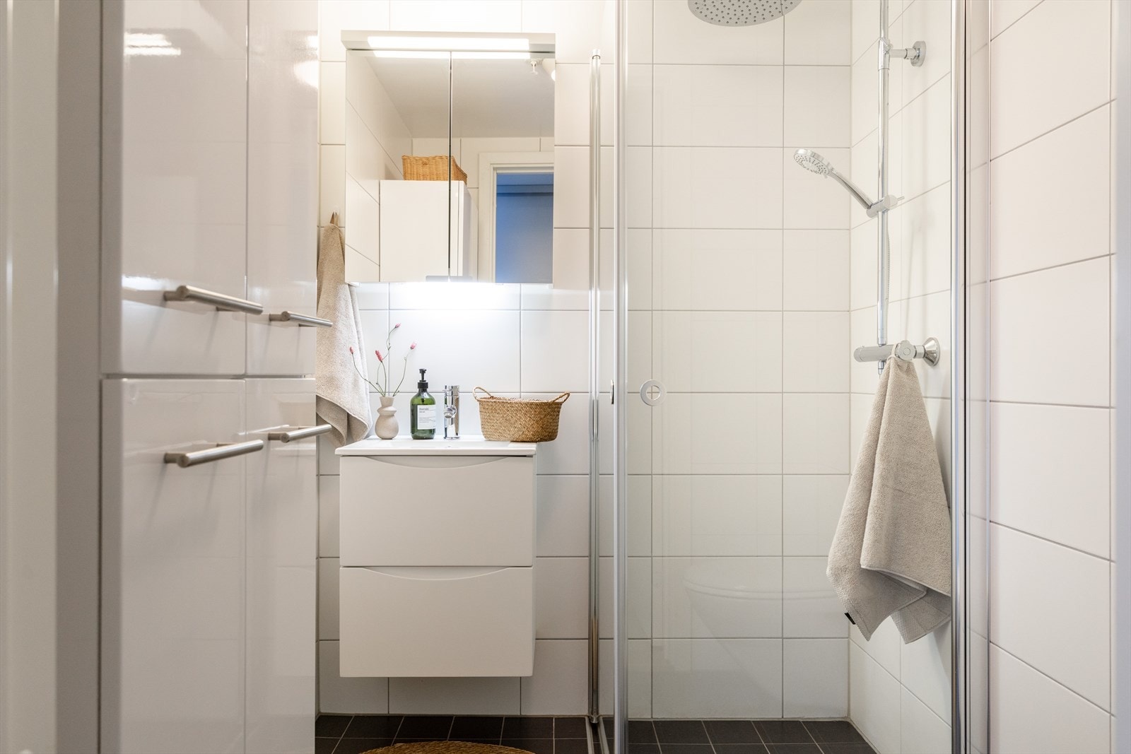 Det er direkte adkomst til et eget flott baderom. Galleribilde