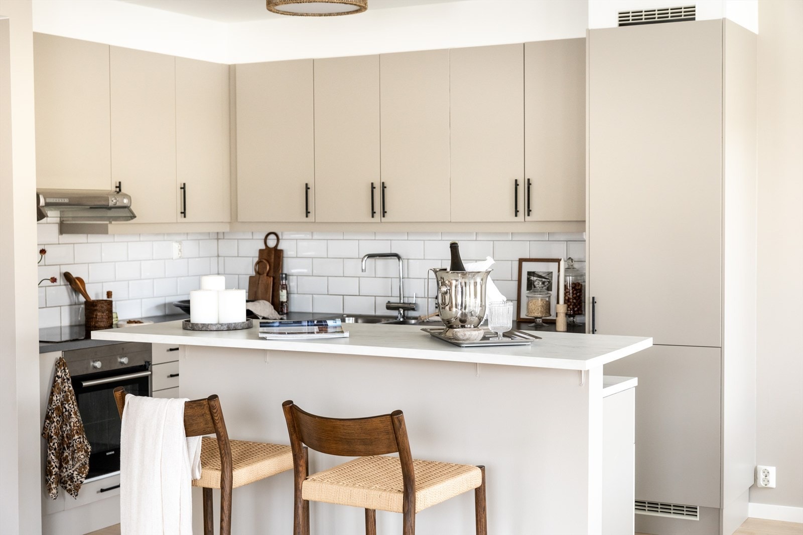 Kjøkkeninnredningen består av glatte, beige fronter og benkeplate av laminat med nedfelt vaskekum. Galleribilde