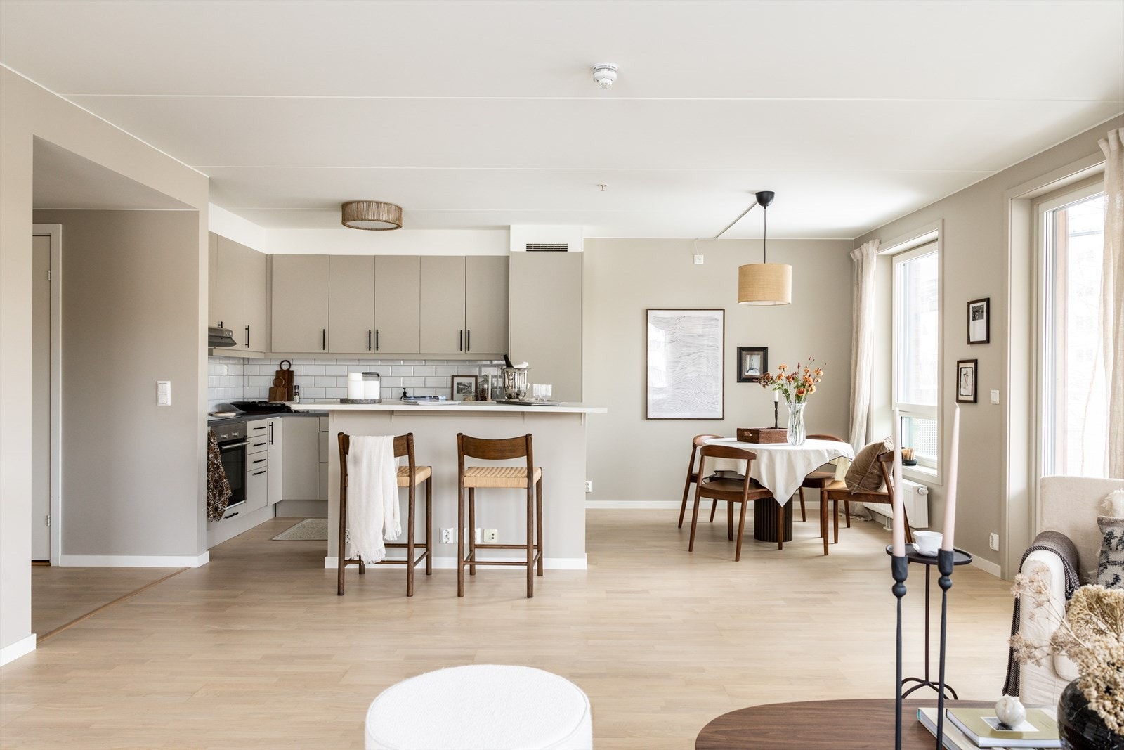 Kjøkkenet ligger i en åpen løsning mot stue og skaper en sosial atmosfære. Galleribilde