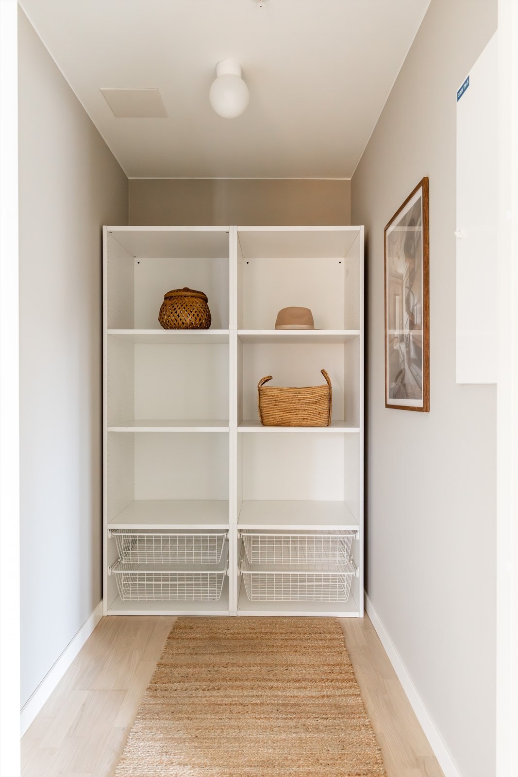 Videre har leiligheten en praktisk innvendig bod, som gir deg mulighet til å oppbevare mat og annet utstyr. Galleribilde