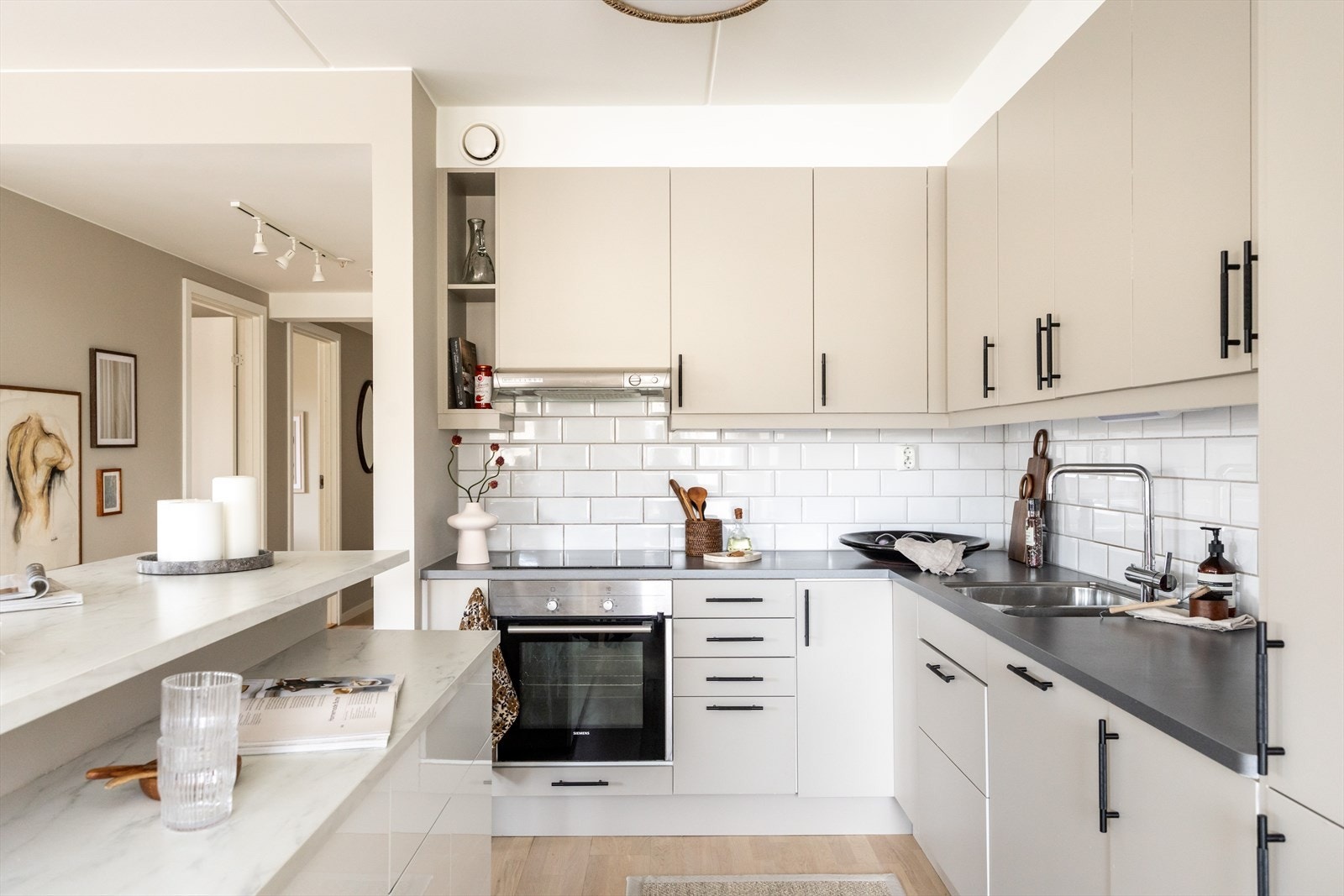 Videre er kjøkkenet utstyrt med integrert platetopp, stekeovn, oppvaskmaskin og kjøleskap. Galleribilde