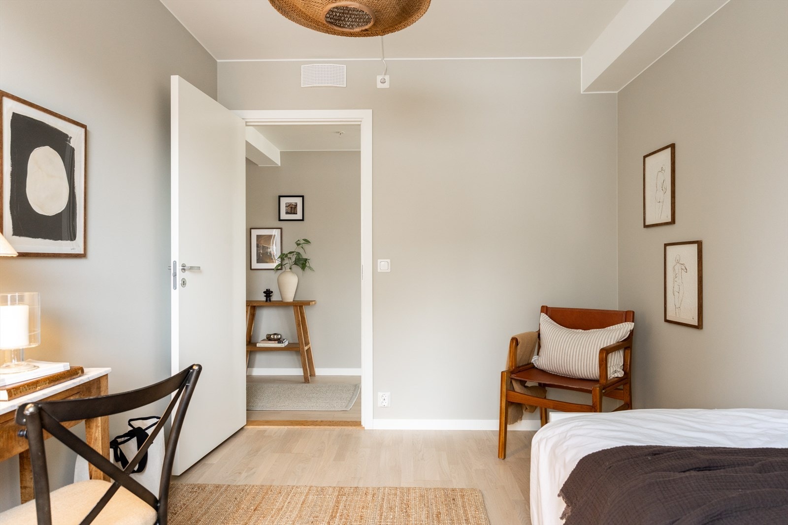 Kan enkelt tilpasses som barnerom, gjesterom eller hjemmekontor, avhengig av dine behov og preferanser. Galleribilde