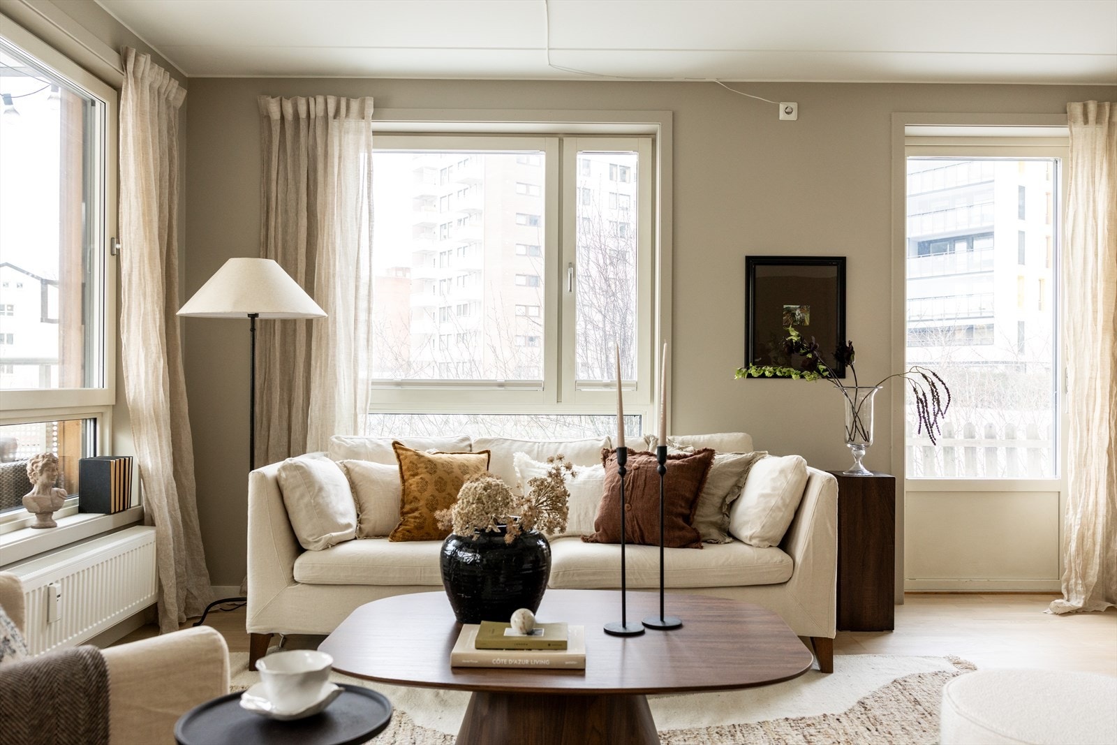 Gulvet er belagt med flott, lyst parkett, og overflatene er malt i delikate og lyse fargetoner. Galleribilde