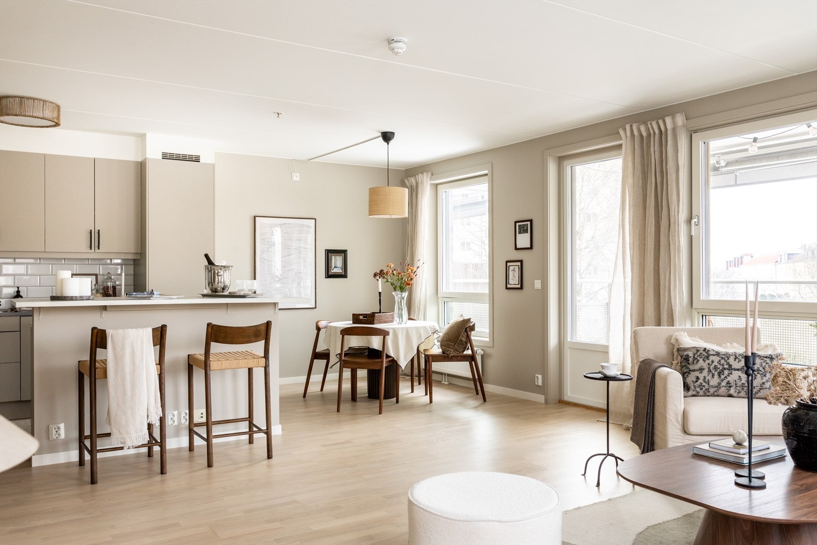 Bygget er nytt fra 2014 med nybyggskvaliteter slik som vannbåren varme tilknyttet radiator og balansert ventilasjon. Galleribilde