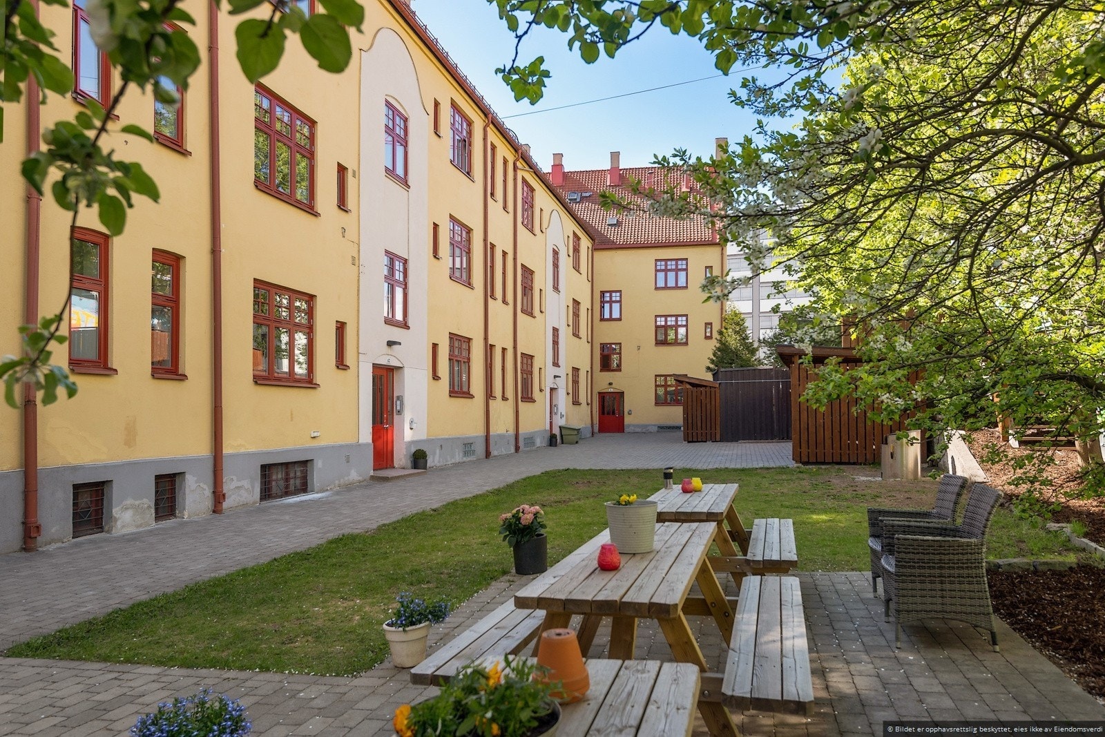 Borettslaget har en stor felles bakgård, med hage, epletrær og en opphøyet terrasse. Galleribilde