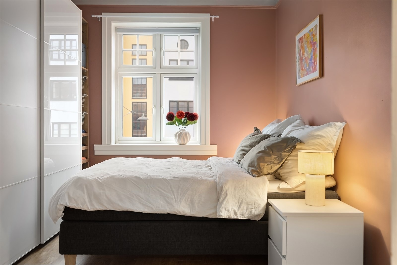 Overflatene her består også av slette malte vegger og laminat gulv. Galleribilde