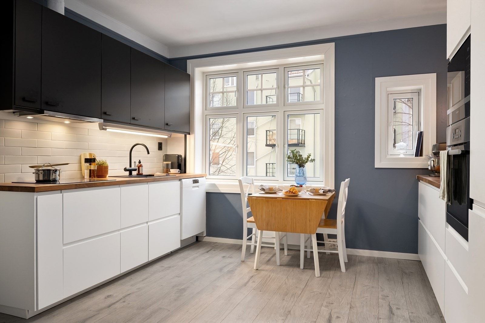 Leilighetens kjøkken er også ev god størrelse med god takhøyde og store vindusflater. Galleribilde