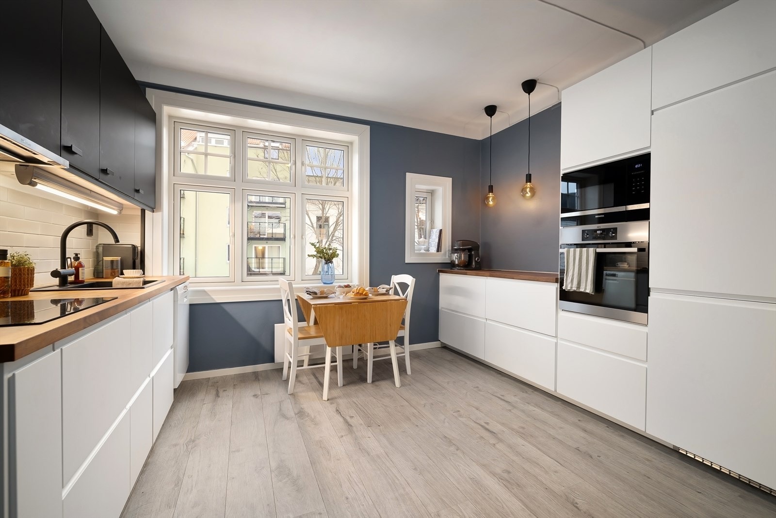 Kjøkkenet er fra 2019 og er innredet med slette hvite fronter, laminat benkeplate, og integrerte hvitevarer som ovn, mikro, platetopp, samt frys- og kjøleskap. Galleribilde