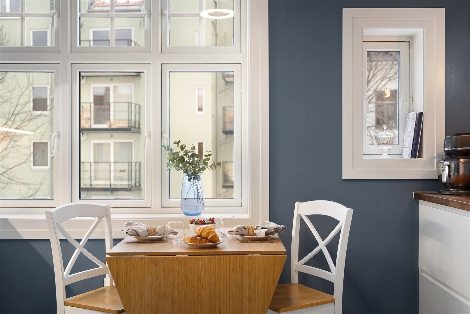 På kjøkkenet er det god plass til et spisebord - Praktisk for frokosten i en travel hverdag. Galleribilde
