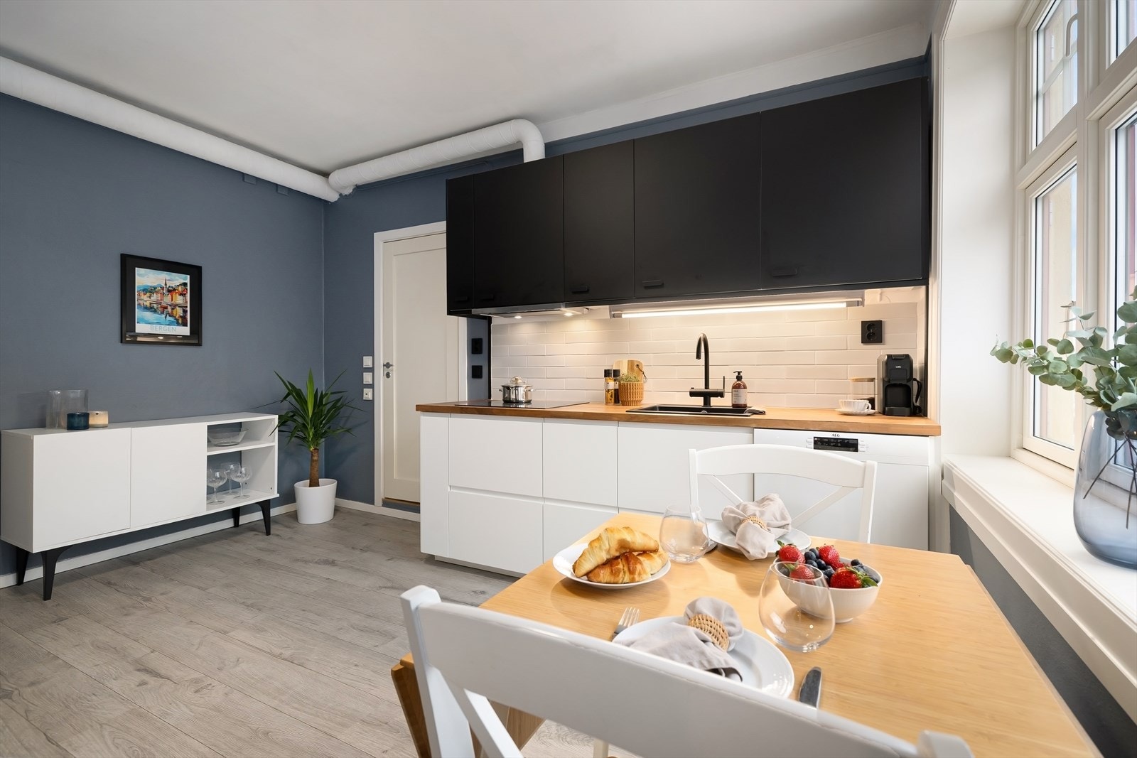 Fra kjøkkenet kommer man også videre til leilighetens bad, samt gangen og stuen. Galleribilde