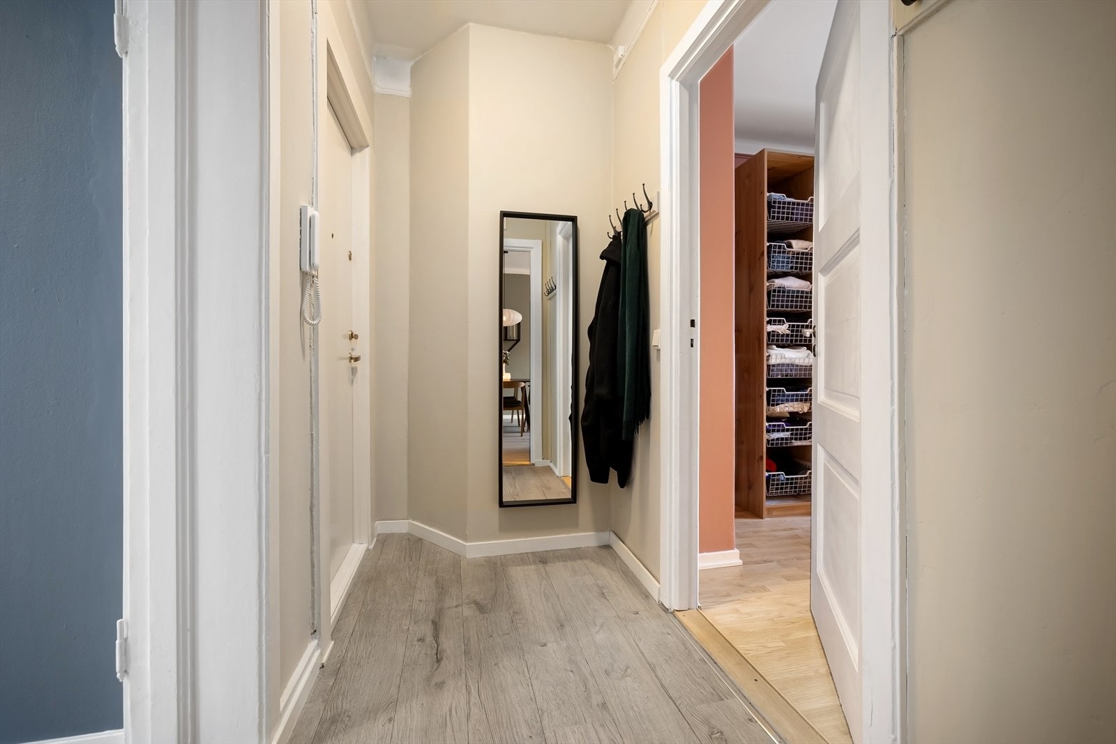 Det første som møter deg i boligen er en lys og innbydende entré. Galleribilde