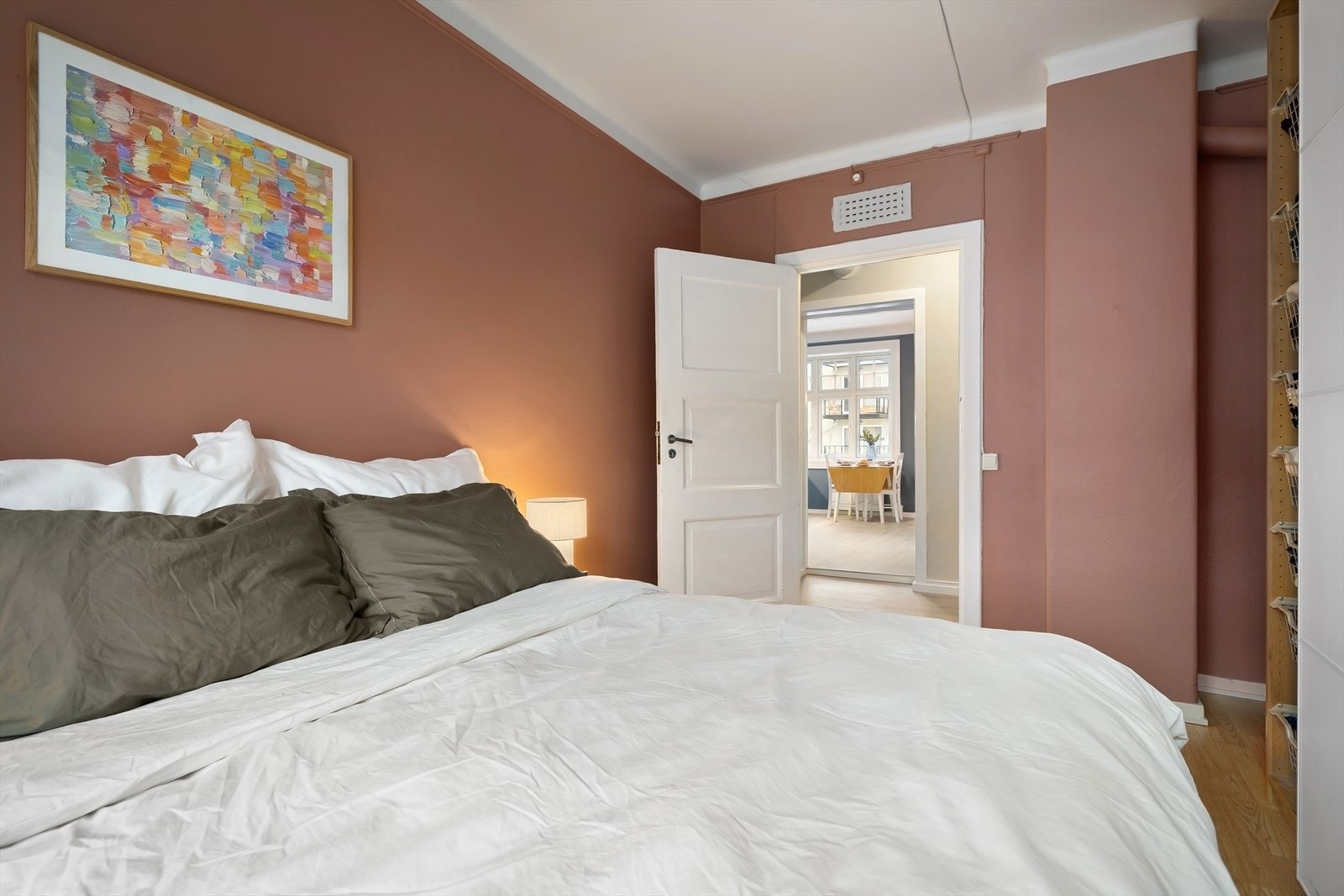 Leilighetens soverom er også av god størrelse med plass til dobbeltseng, nattbord og annen ønskelig møblering. Galleribilde