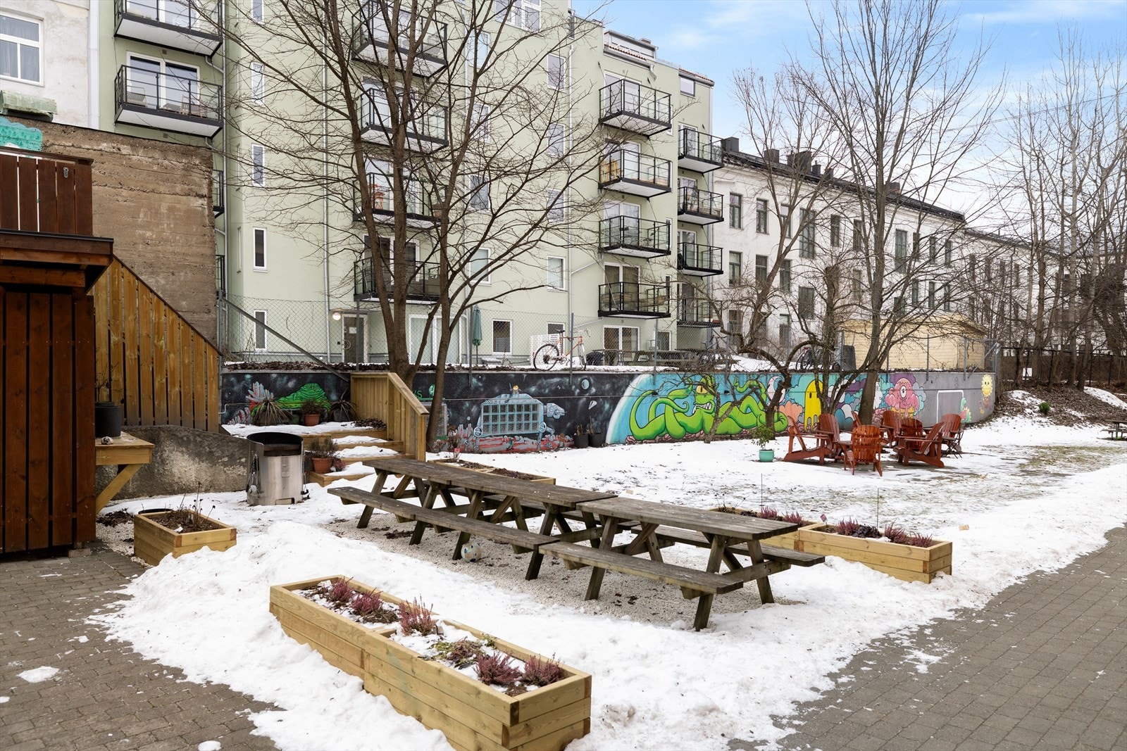 Her finner man mange sitteplasser med benker og utemøbler, samt felles grill. Et perfekt sted å nyte solskinnsdagene! Galleribilde