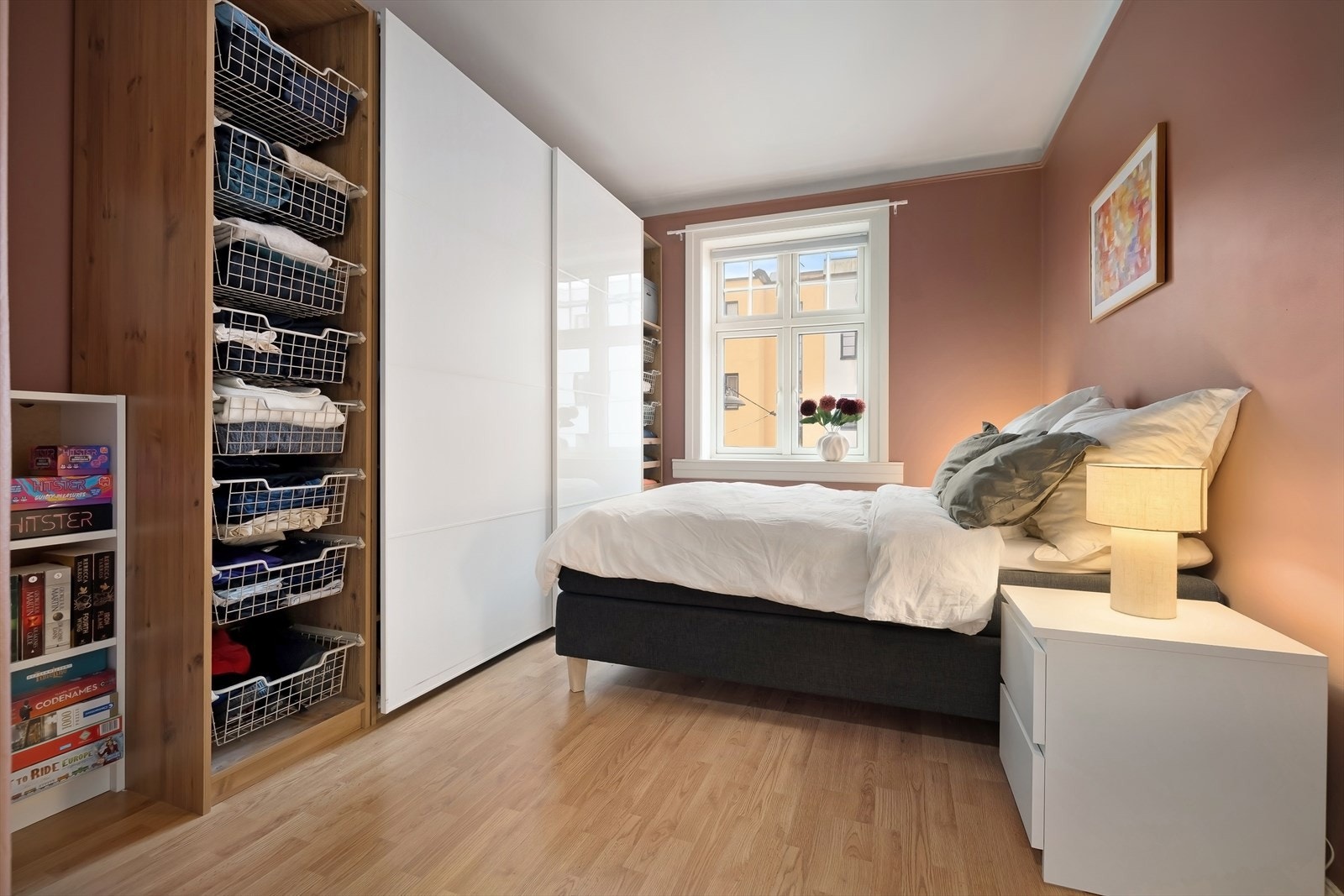 Soverommet er innredet med en stor skyvedørsgarderobe som gir rikelig med oppbevaringsplass. Galleribilde