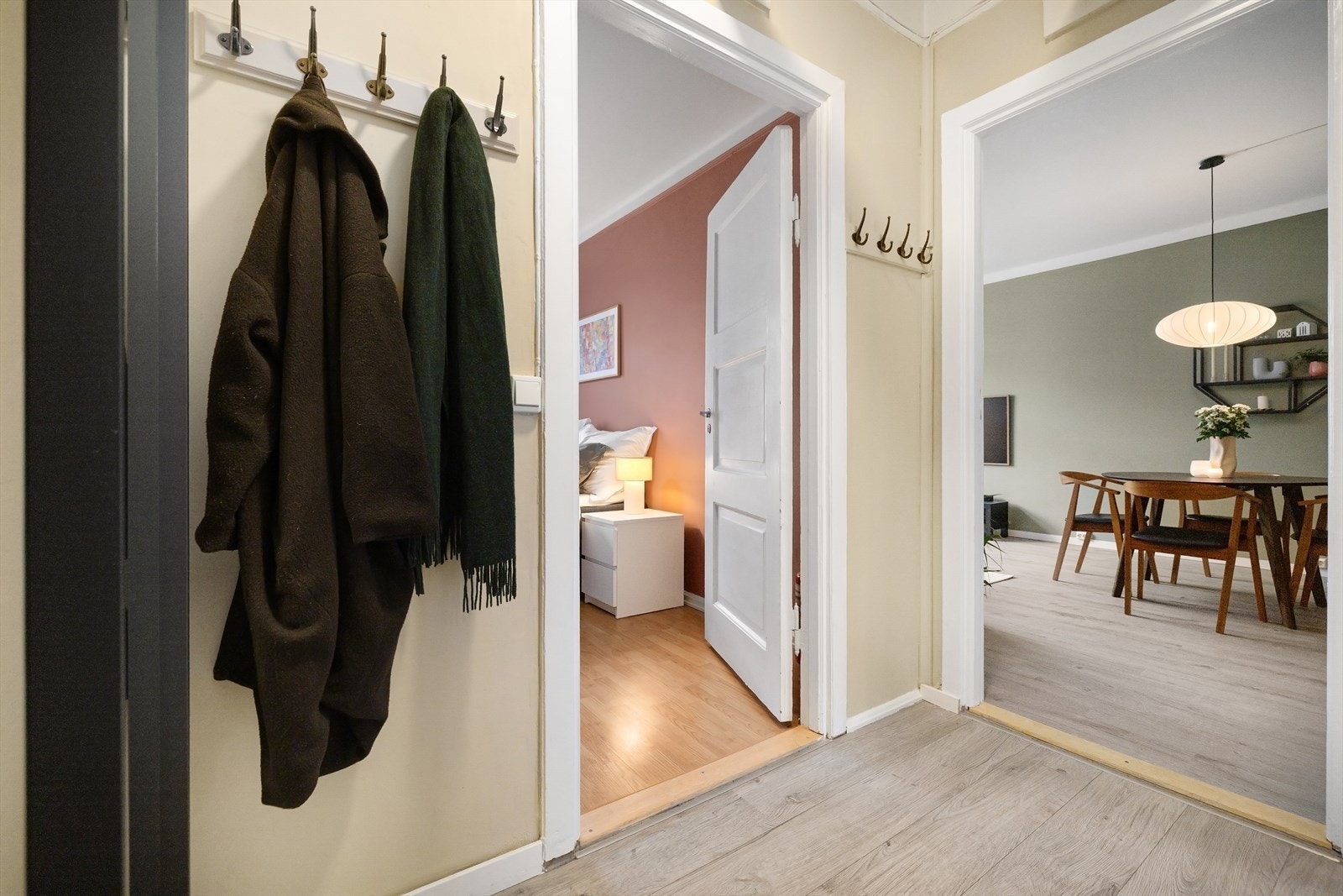 Entréen knytter leiligheten sammen og tar deg til stue, kjøkken og soverom. Galleribilde