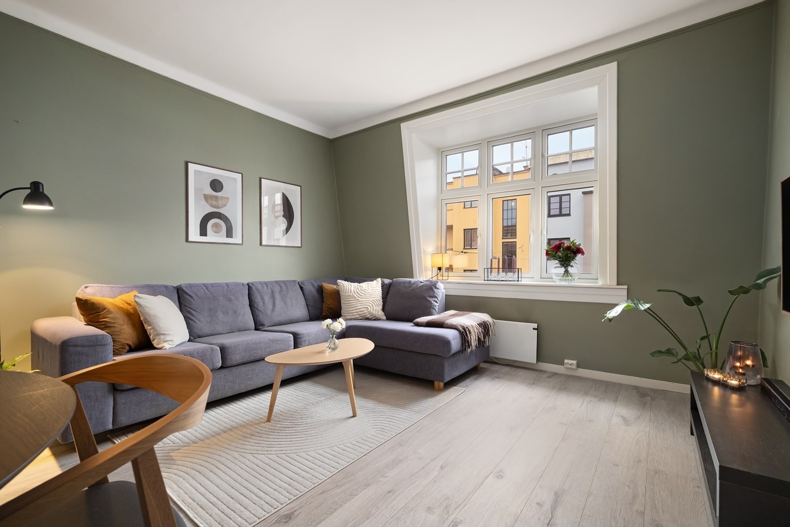 Stuen er lys og romslig, og overflatene består av slette malte vegger og laminat gulv. Galleribilde