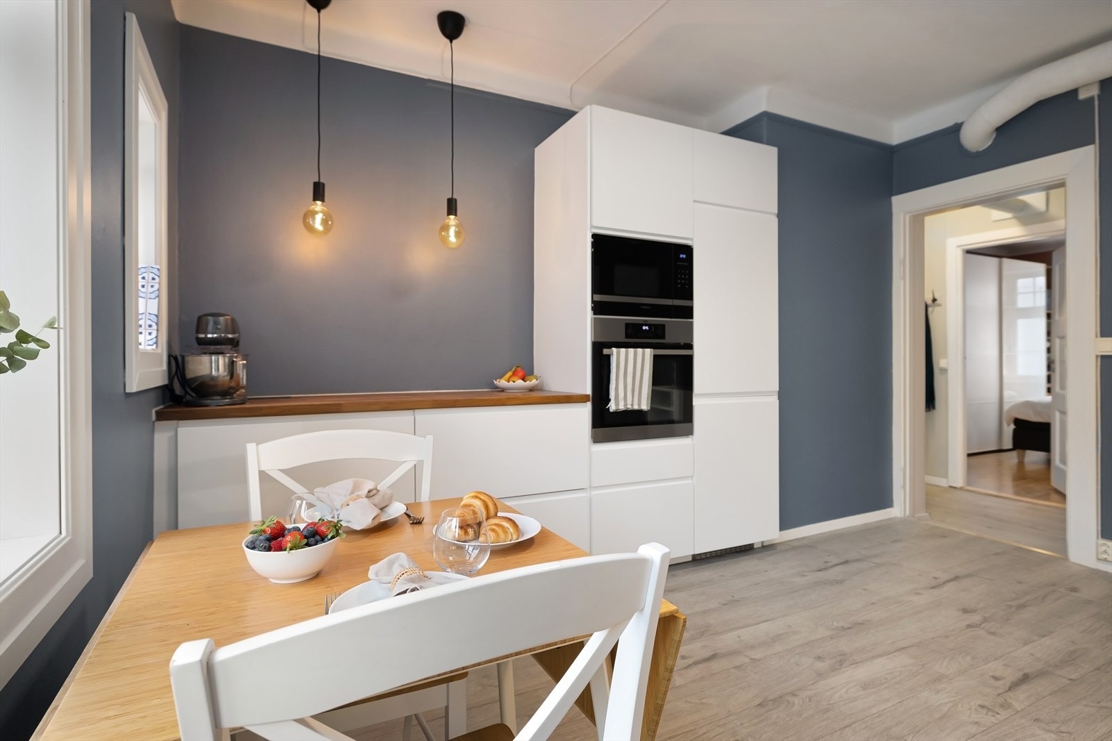 Kjøkkenet er godt utnyttet og har rikelig med både skap- og benkeplass perfekt for deg som trives på kjøkkenet. Galleribilde