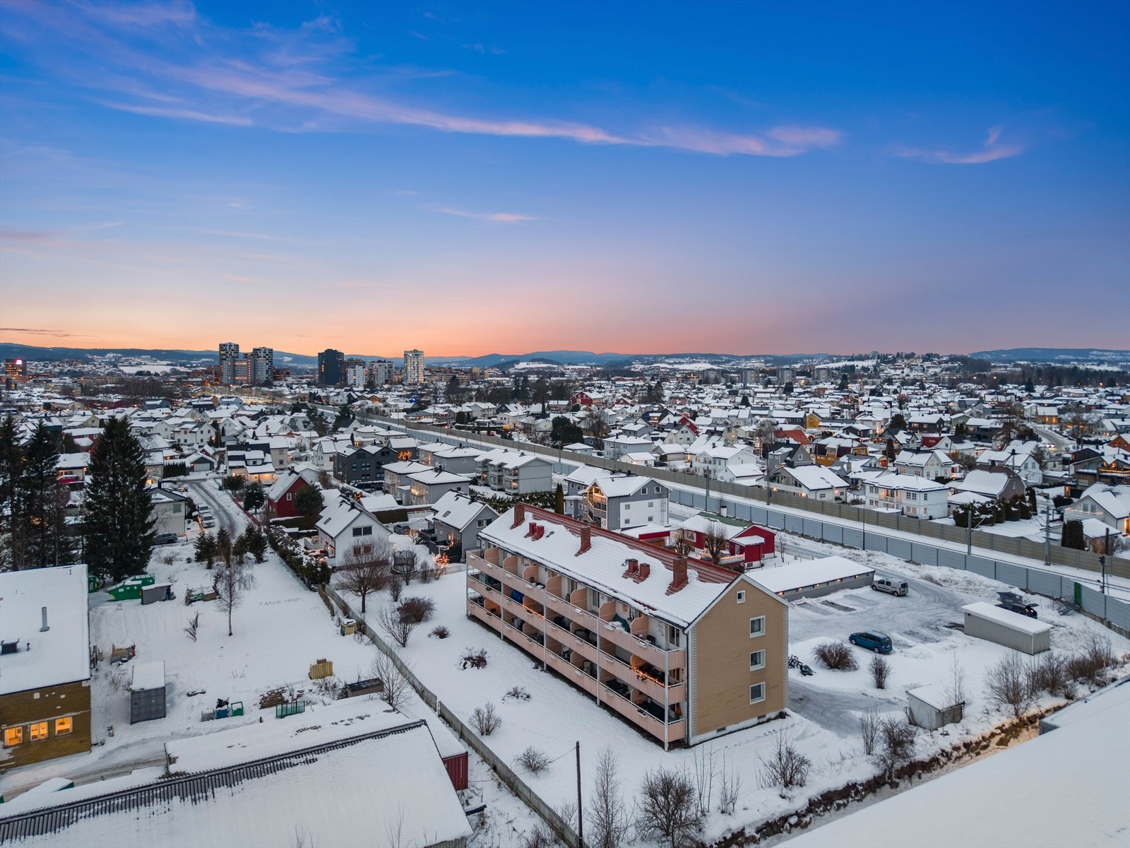 Borettslaget har store fellesområder hvor man kan nyte solen hele dagen. Galleribilde