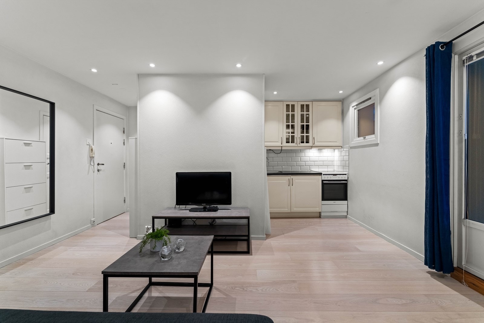 Praktisk og lyst kjøkken i en åpen og sosial løsning med stuen. Galleribilde