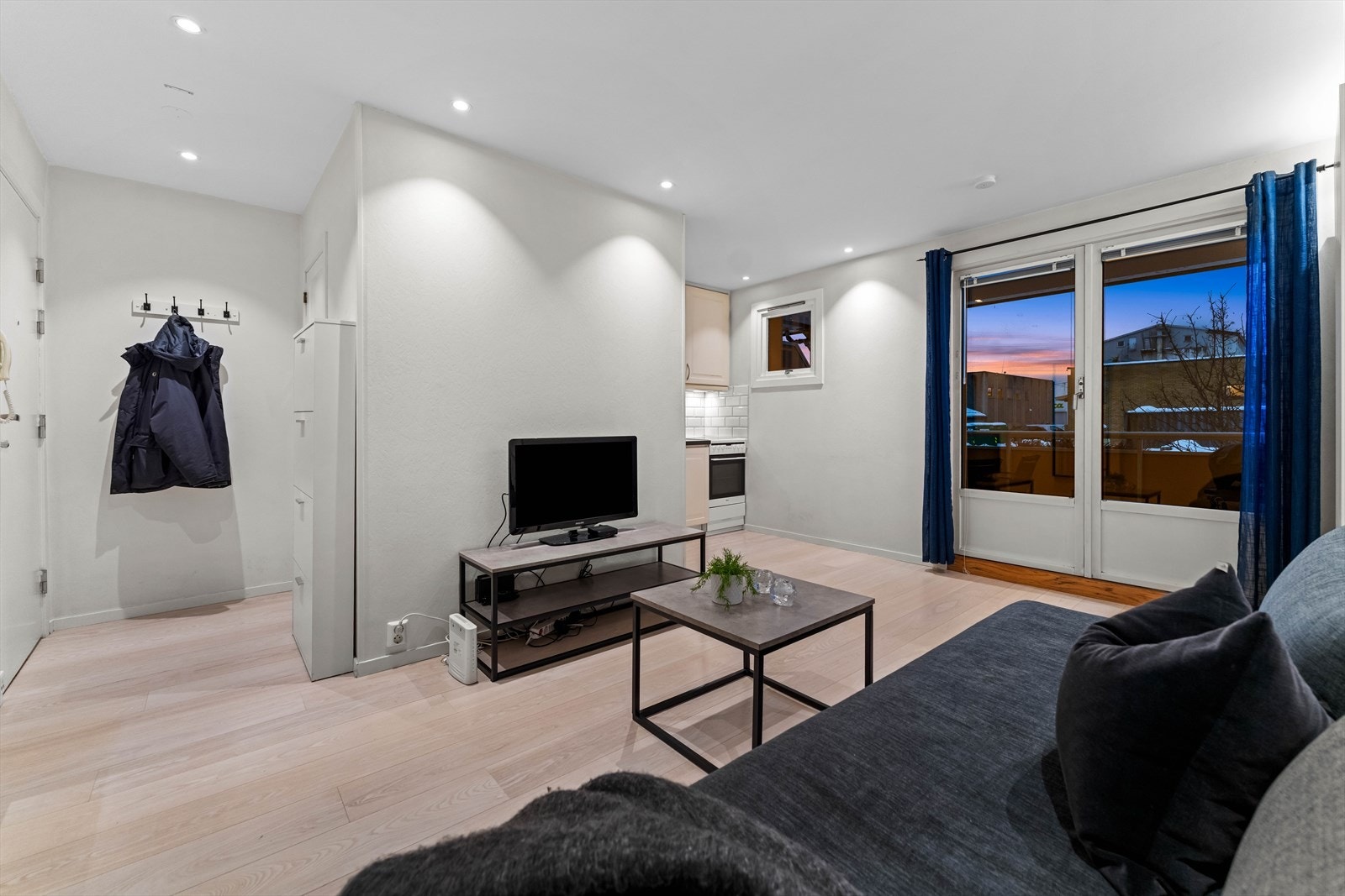 Stuen er lys og har store vindusflater som gir godt med naturlig lysinnslipp. God plass til sofa med tilhørende møblement og eventuelt et spisebord i tilknytning til kjøkkenet om ønskelig. Galleribilde