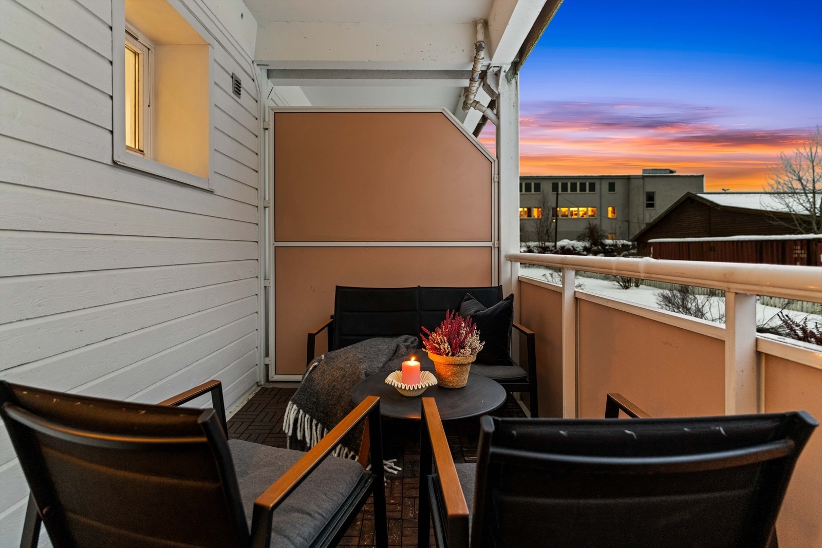 Her har du god plass til diverse utemøbler, perfekt på varme sommerdager! Galleribilde