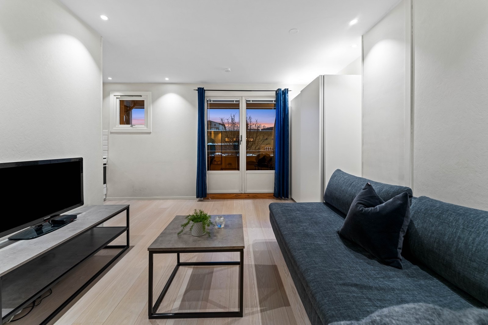 Leiligheten har en solrik terrasse på ca. 9 kvm. Galleribilde