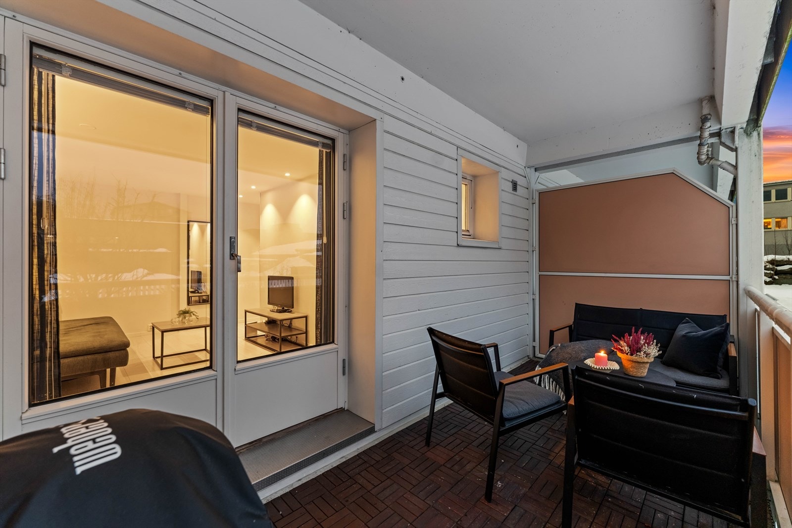 På sommerstid fungerer terrassen som en forlengelse av stuen. Galleribilde