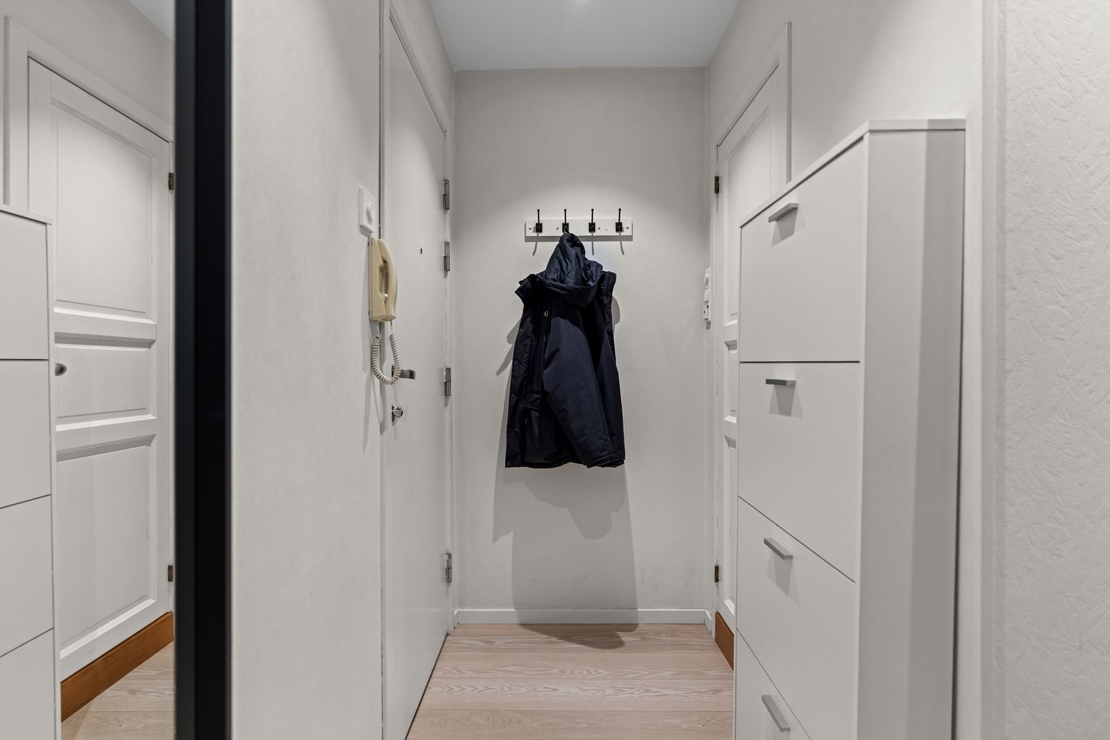 Praktisk entré som gir et godt førsteinntrykk av leiligheten Galleribilde