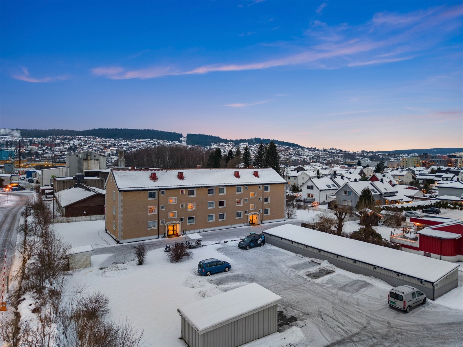 En lys og smart ett-roms med en god planløsning. Populær og attraktiv beliggenhet rett utenfor Lillestrøm sentrum. Galleribilde