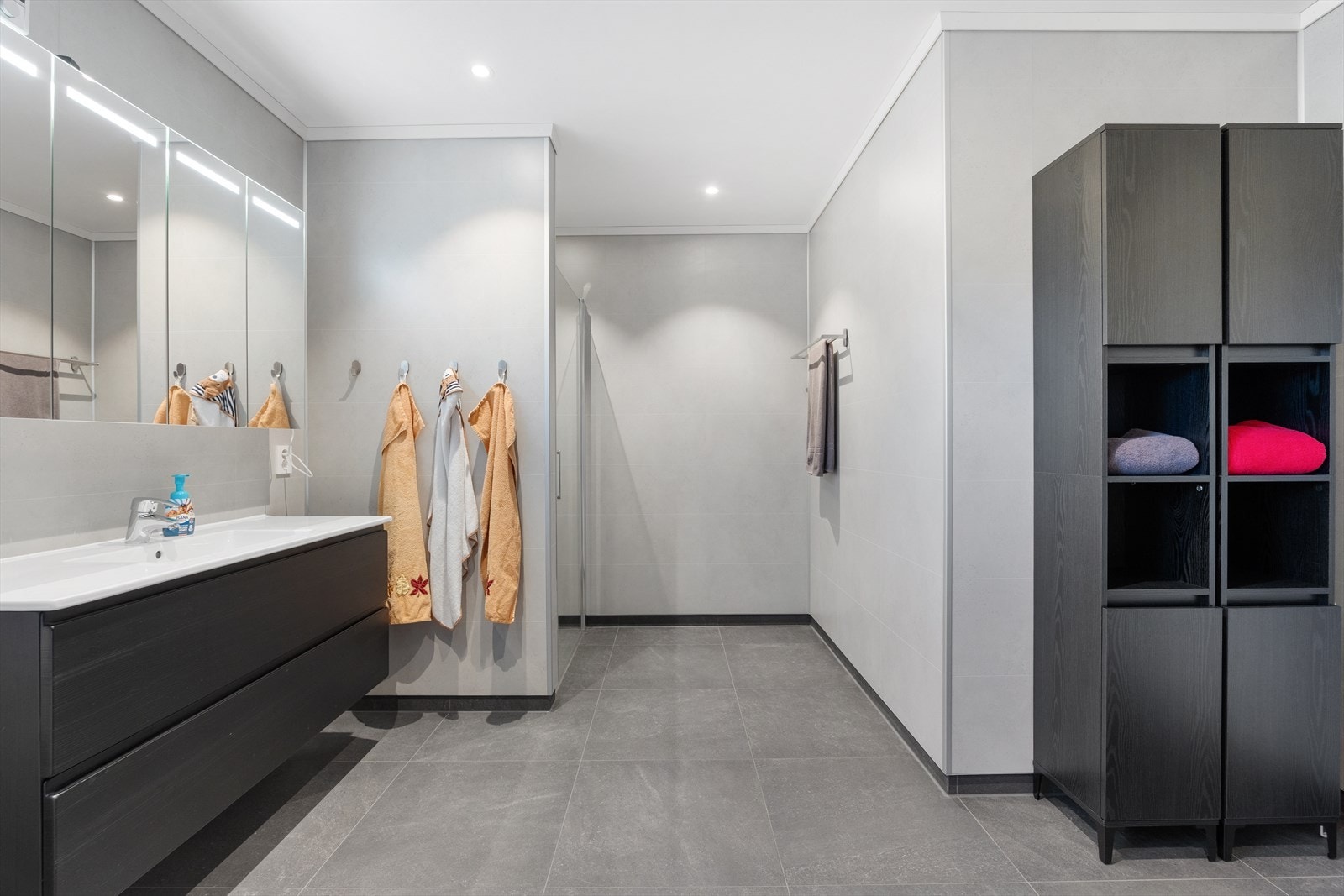 Bad nummer 2 har direkte tilgang fra hovedsoverommet. Dette er et stort bad på 11,8 kvm og har gode kvaliteter. Galleribilde