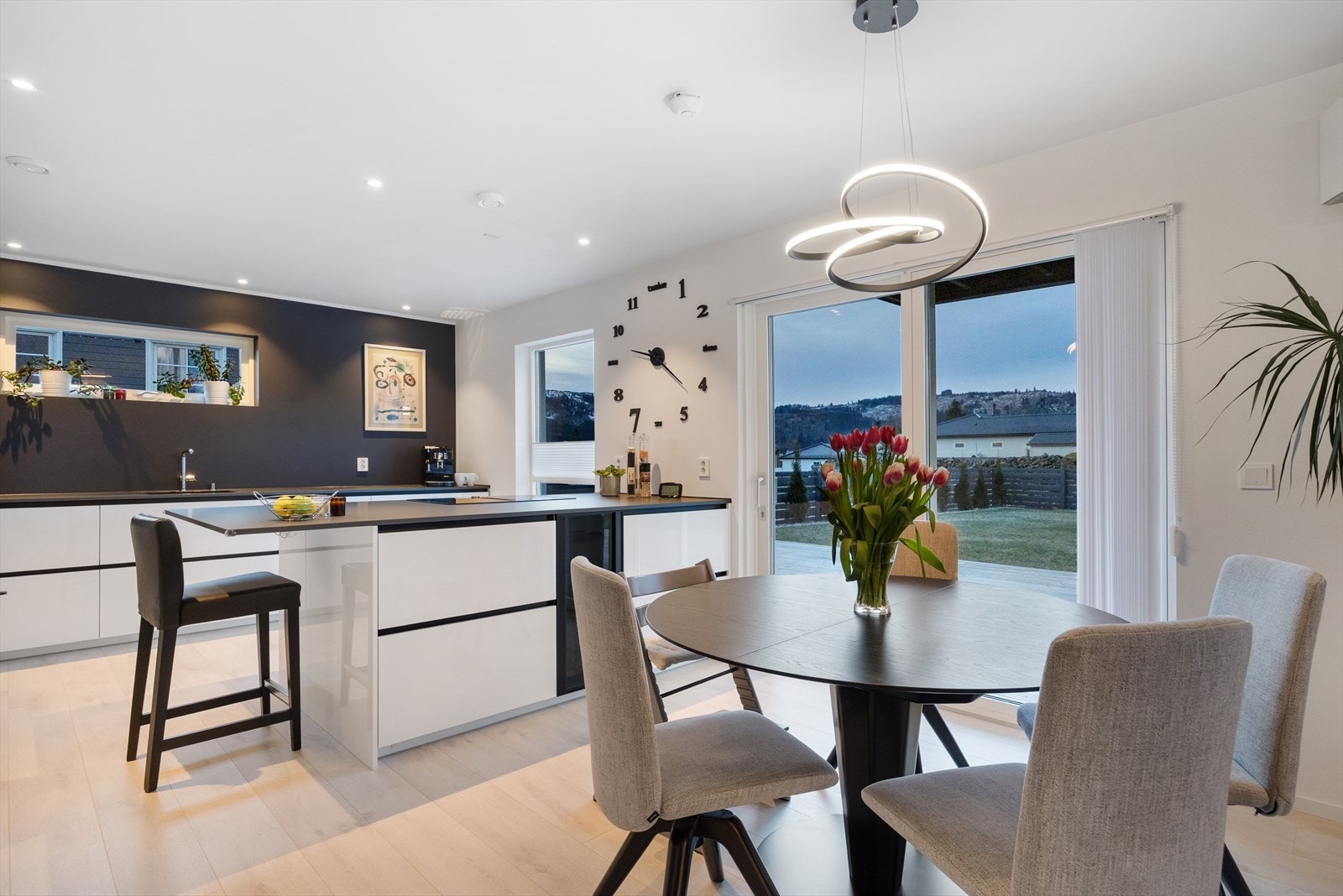 Her her det store vinduer som gir rikelig med lysinnslipp. Herfra er det også utgang til en stor, flat inngjeret hage. Galleribilde