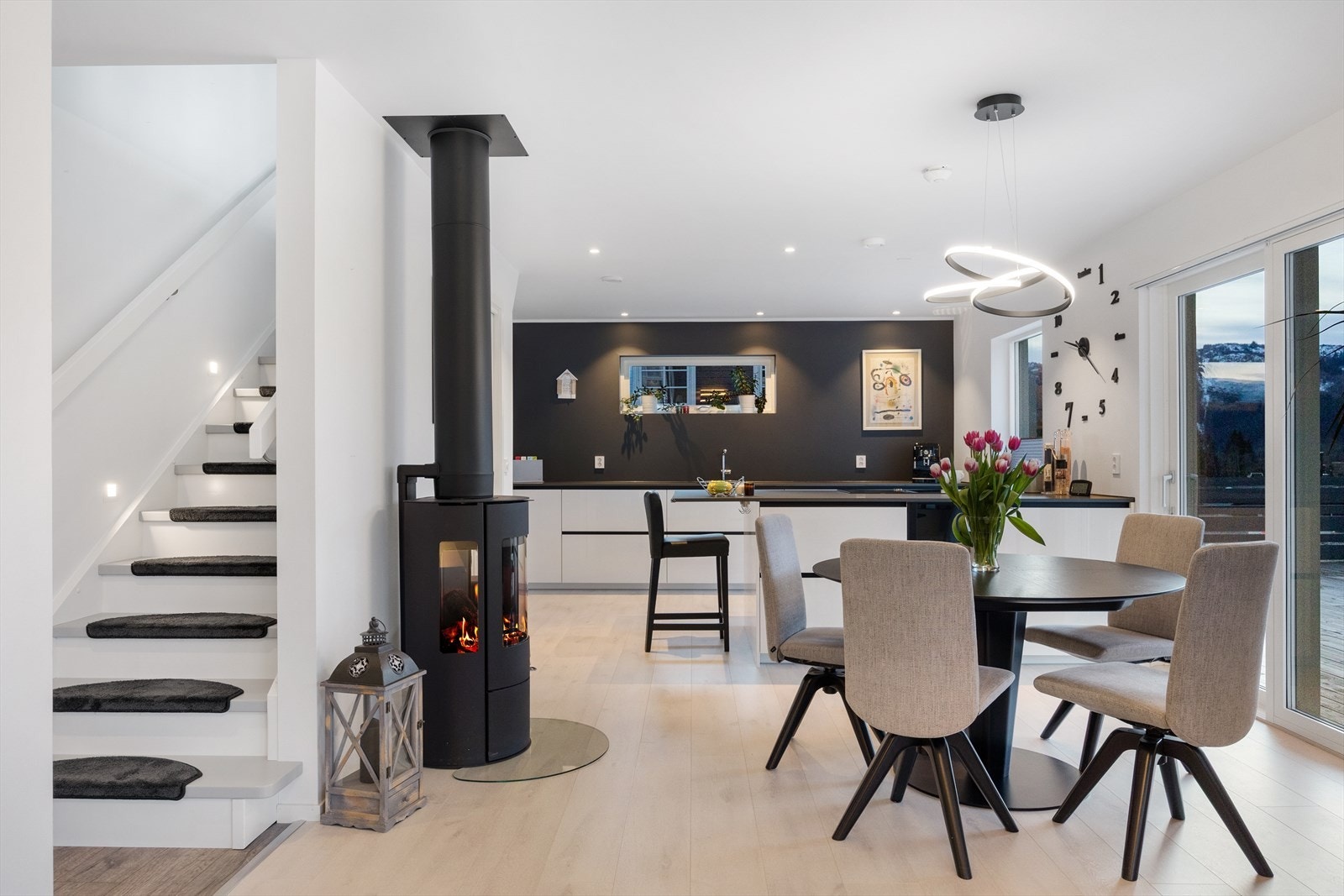 Boligen har en åpen stue/ kjøkkenløsning på 36,6 kvm, som gir en sosial og luftig løsning for familien. Galleribilde