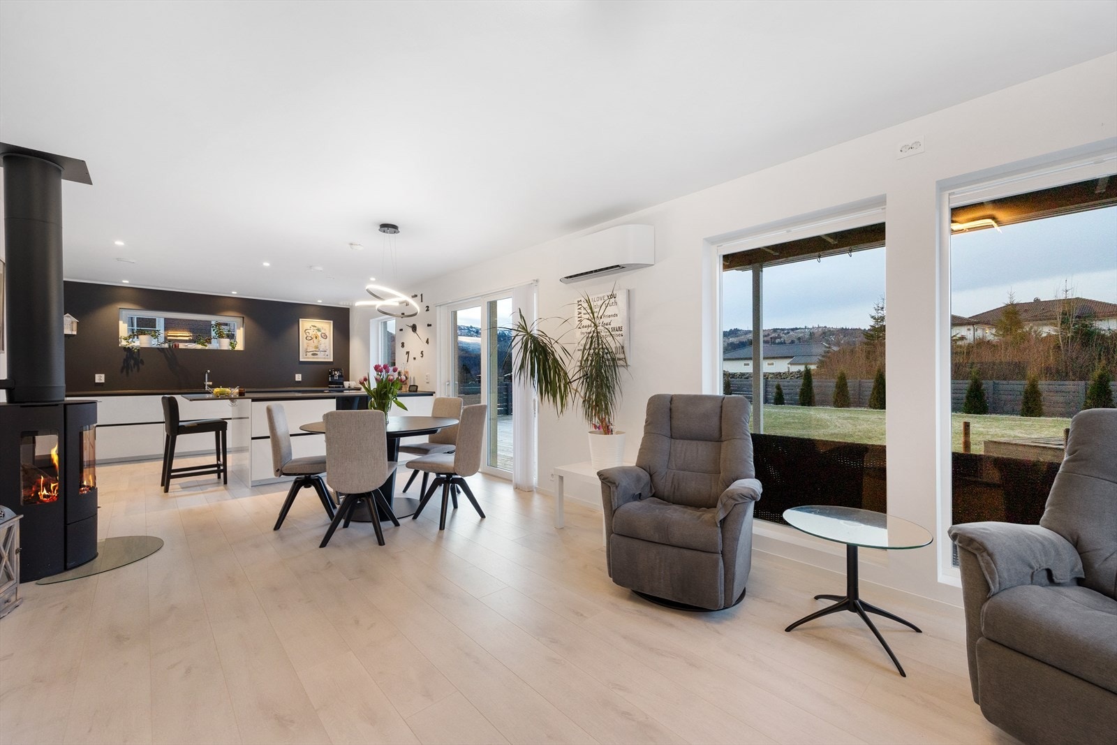 Stuen har god plass til både sofagruppe og spisegruppe. Galleribilde