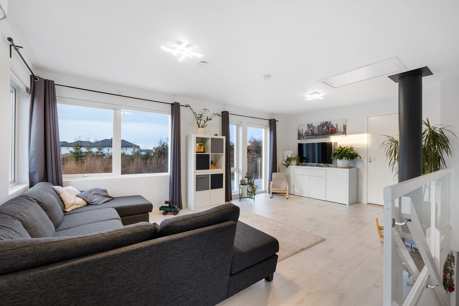 Huset har også loftstue på 29,7 kvm. Her kan barn og unge ha en egen stue hvor de kan ha venner på besøk og se på det de skulle ønske på tv. Galleribilde